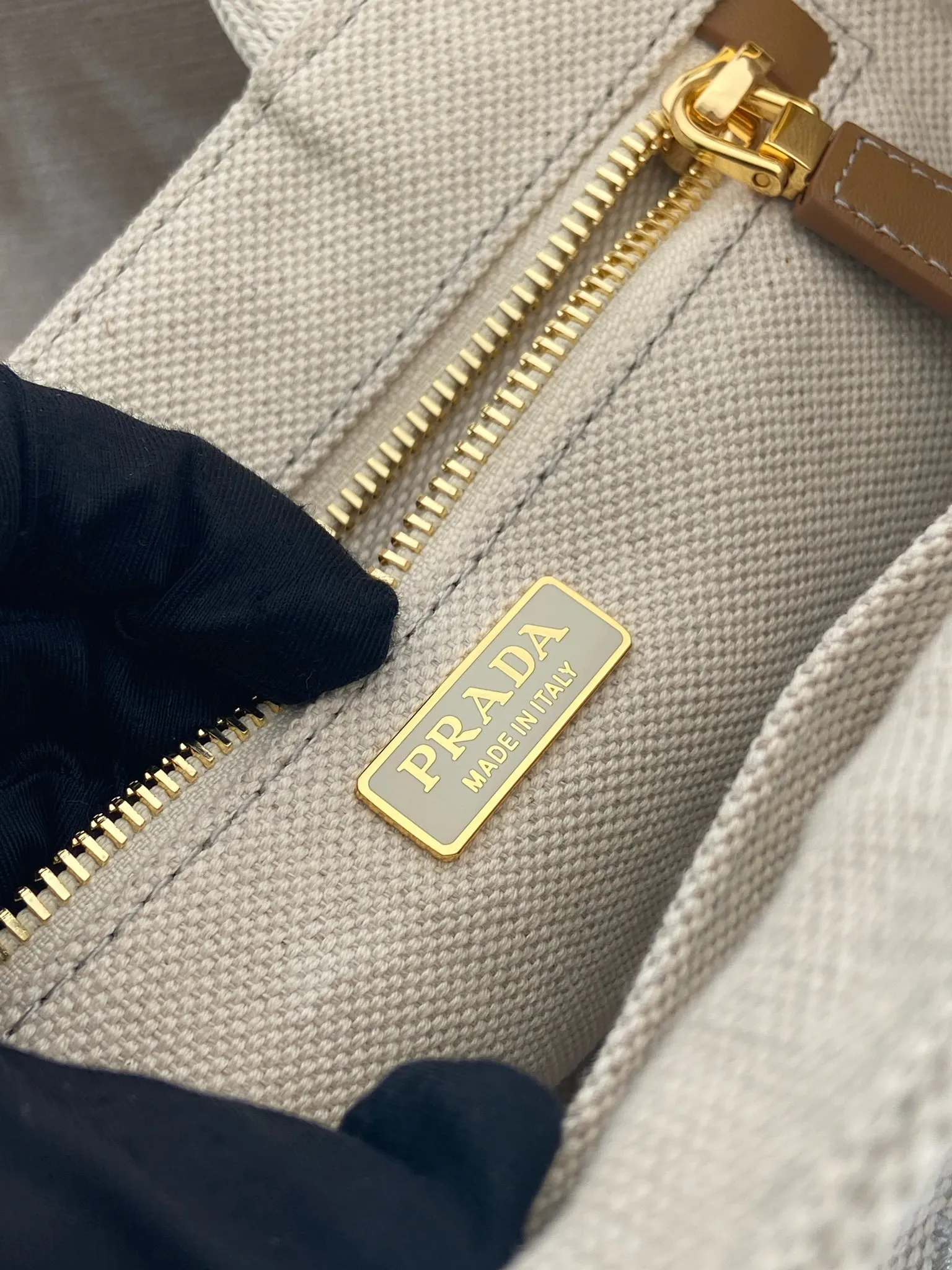 💰1100🎉New handbag🎉1BA038 neutral color🎉🎉 Inspired by timeless elements of nautical style, this mini handbag reinterprets the classic style. Made of cotton canvas with leather trim for a sophisticated and versatile look. Canvas handle, detachable and adjustable logo printed woven strap shoulder strap, detachable leather keychain, can be carried by hand or shoulder, large capacity, so beautiful, another timeless and popular style🎉🎉worth owning🎉🎉 Length 22x height 15x bottom 13cm🎉🎉🎉💰💰💰
