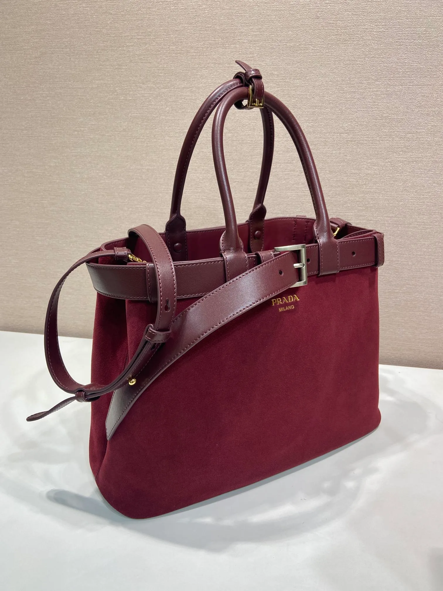 💰1900🎉New women's bag🎉1BA416 large suede leather🎉🎉 This handheld women's bag is made of imported suede (grinded leather) with imported sheepskin lining. Simple lines and exquisite elements are intertwined, interpreting the design aesthetics of both elegance and functionality. It not only embodies the modern and simple style, but also comes with replaceable straps and detachable and adjustable long shoulder straps, adding a unique personality embellishment to the entire look. Modern and versatile. Babies who like it, hurry up and get it🎉🎉🎉 Length 37.5x Height 27.5x Bottom 14cm🎉🎉🎉👏👏👏