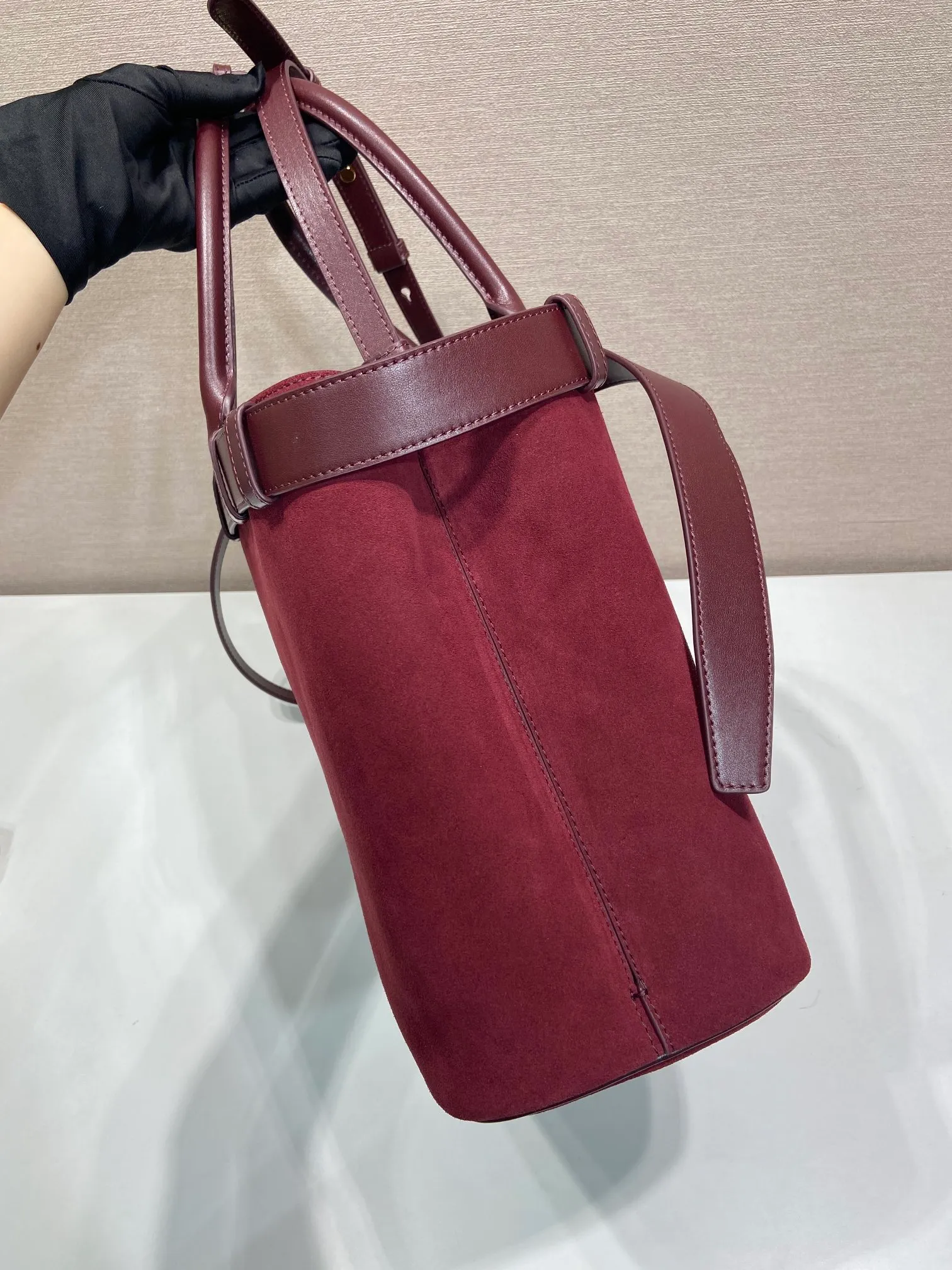 💰1900🎉New women's bag🎉1BA416 large suede leather🎉🎉 This handheld women's bag is made of imported suede (grinded leather) with imported sheepskin lining. Simple lines and exquisite elements are intertwined, interpreting the design aesthetics of both elegance and functionality. It not only embodies the modern and simple style, but also comes with replaceable straps and detachable and adjustable long shoulder straps, adding a unique personality embellishment to the entire look. Modern and versatile. Babies who like it, hurry up and get it🎉🎉🎉 Length 37.5x Height 27.5x Bottom 14cm🎉🎉🎉👏👏👏