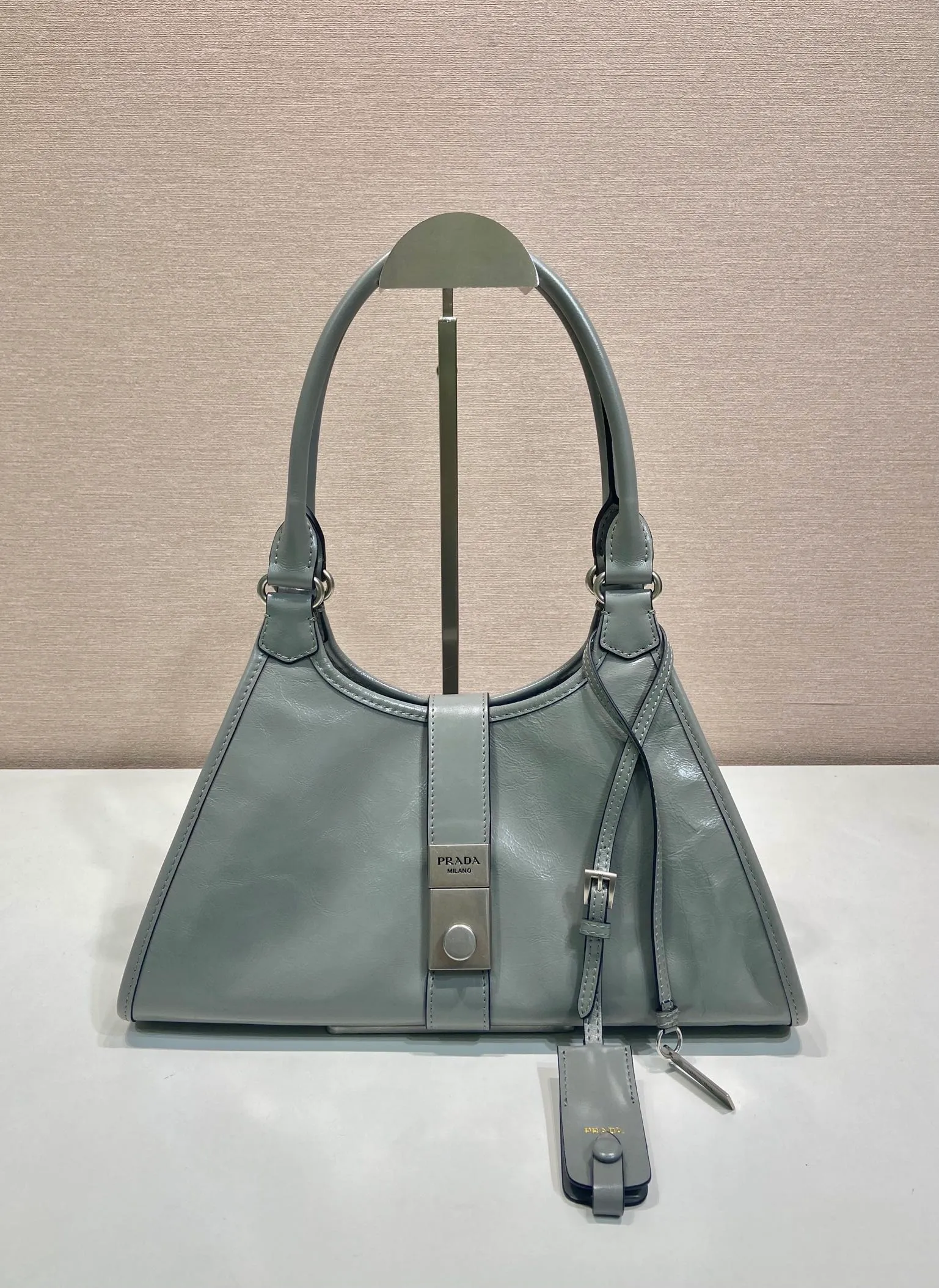 💰1700🎉New product🎉1BG563 spring and summer new model🎉🎉 This catwalk style is made of imported wax leather, top-grade hardware, the front panel is equipped with a buckle lock opening and closing, the capacity is large, it can be carried by hand or on the shoulder, and the upper body effect is very stylish. If you like babies, hurry up and get it🎉🎉 Length 30.5x Height 17.5x Bottom 9cm🎉🎉🎉💰💰💰