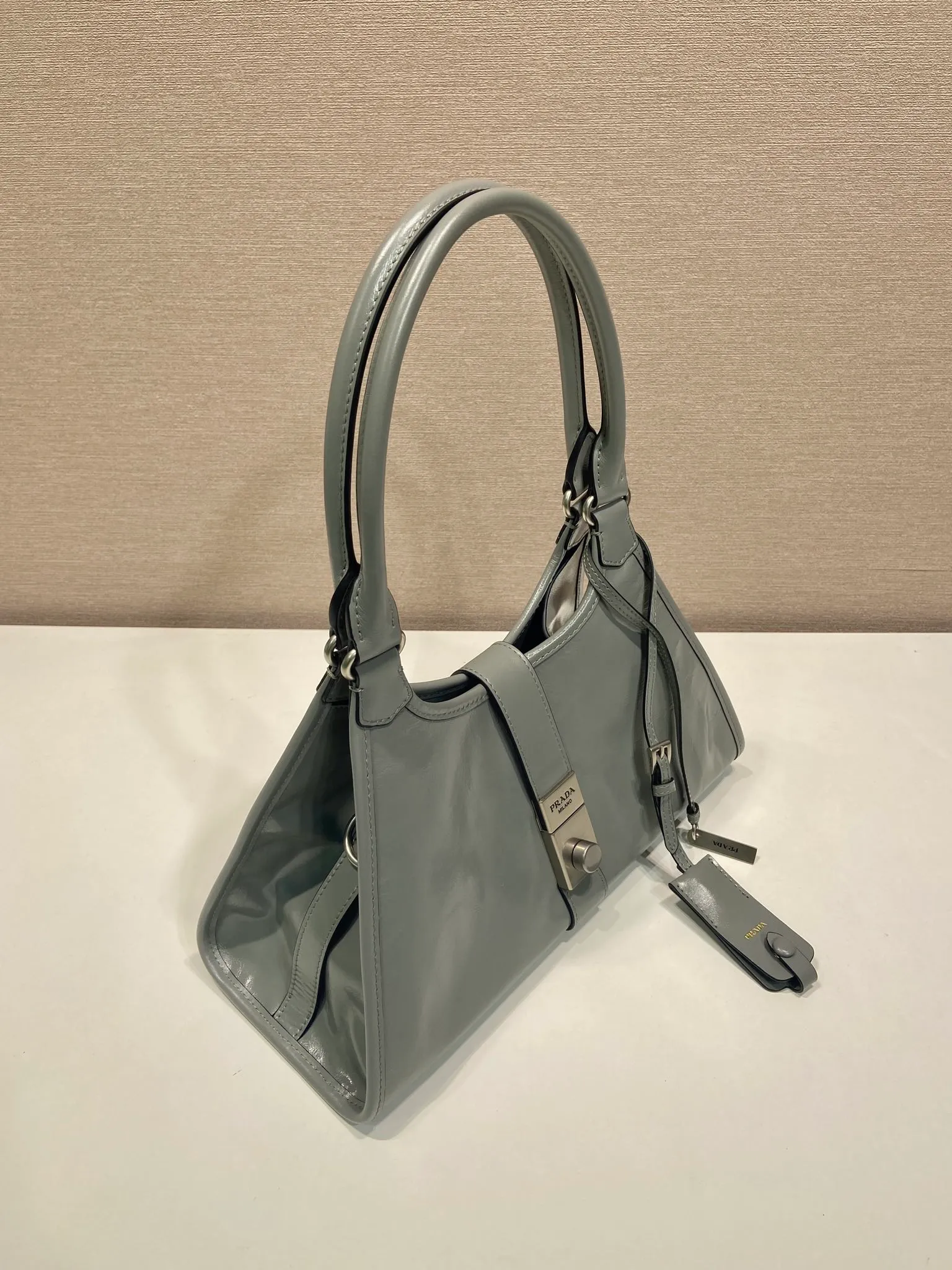 💰1700🎉New product🎉1BG563 spring and summer new model🎉🎉 This catwalk style is made of imported wax leather, top-grade hardware, the front panel is equipped with a buckle lock opening and closing, the capacity is large, it can be carried by hand or on the shoulder, and the upper body effect is very stylish. If you like babies, hurry up and get it🎉🎉 Length 30.5x Height 17.5x Bottom 9cm🎉🎉🎉💰💰💰