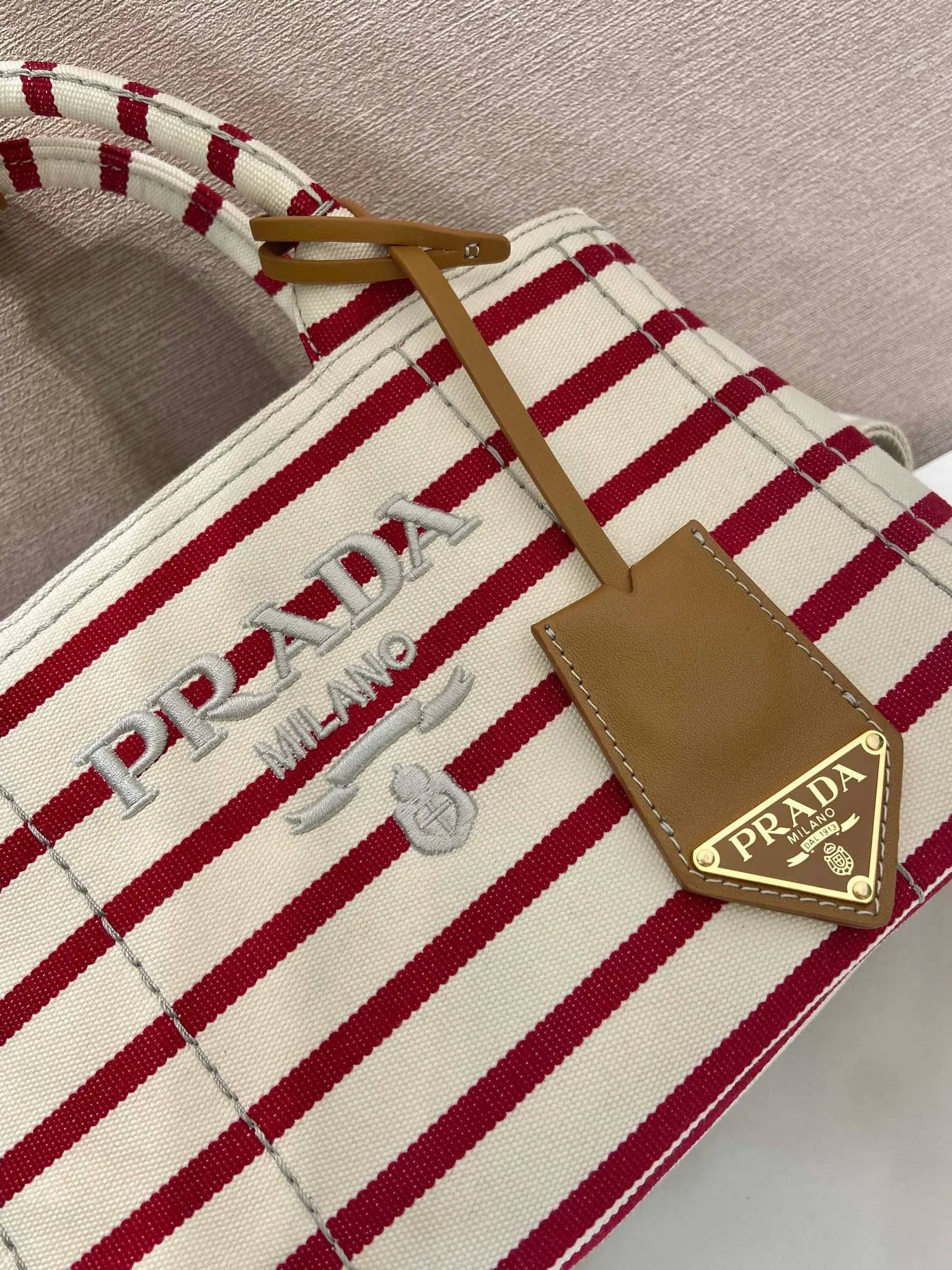💰1160🎉New handbag🎉1BA038🎉🎉 Inspired by the timeless elements of nautical fashion, this mini handbag reinterprets the classic style. Made of striped cotton canvas with leather trim for a sophisticated and versatile look. Canvas handle, detachable and adjustable logo printed woven strap shoulder strap, detachable leather keychain, can be carried by hand or shoulder, large capacity, so beautiful, another timeless and popular style🎉🎉worth owning🎉🎉 Length 22x height 15x bottom 13cm🎉🎉🎉💰💰💰