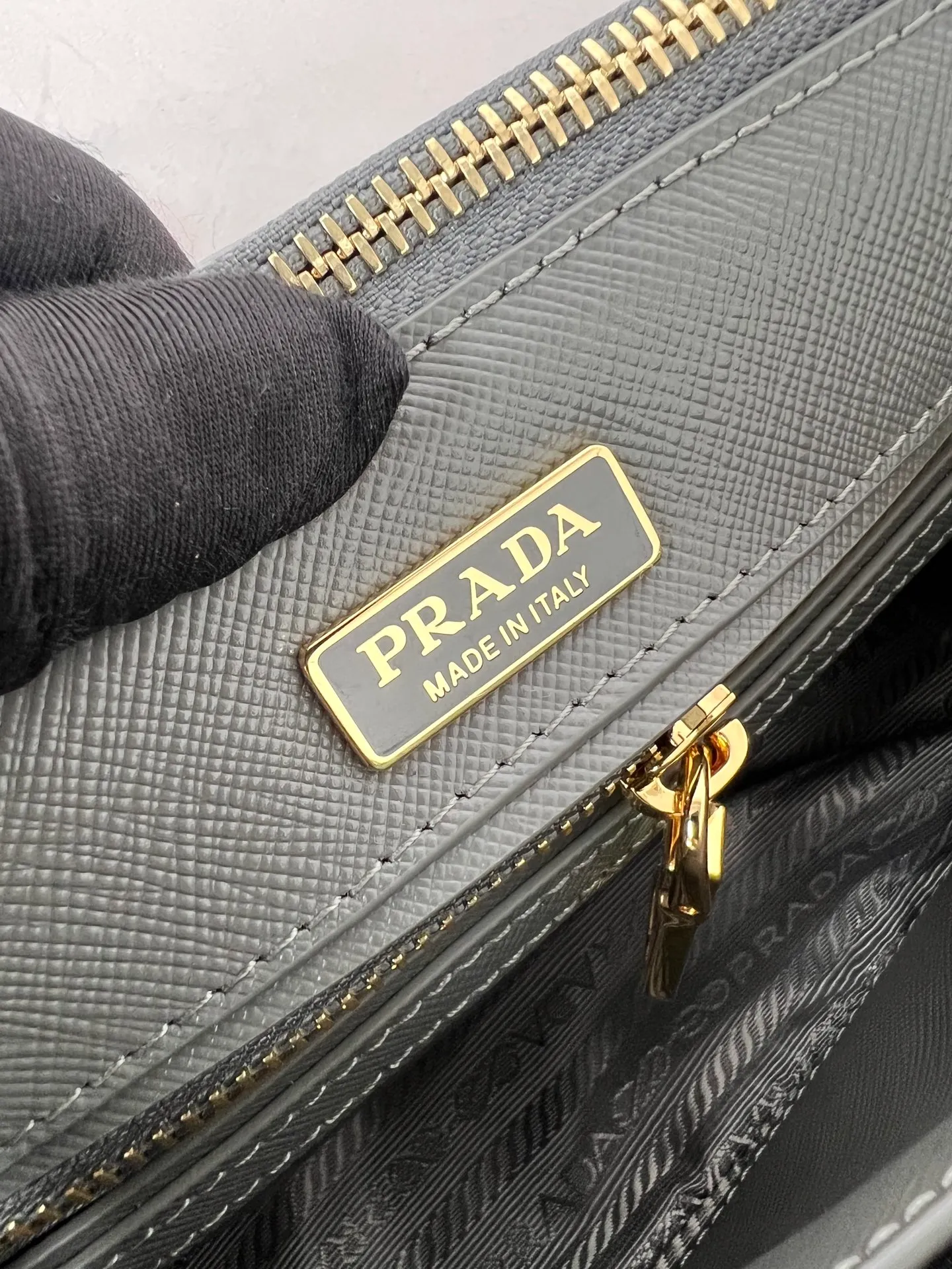 💰1700✨New product launch✨P classic Galleria Saffiano leather handbag - "Killer Bag" 2025 new product Mini No. 1BA916 People who understand fashion love killer bags. The bag should look like a killer bag. Carefully crafted with Saffiano cross pattern imported from Italy. Minimalist and capable bag shape with triangular metal lettering logo. Double zipper design, middle main bag with extra large capacity. Double handles and detachable shoulder straps make it It can be carried by hand or carried cross-body. It can be opened and closed with side snap buttons. The bag body changes to add elegance and elegance. It is small and exquisite, adding a playful and fashionable feel. Size 21*12.5*8.5 Gray