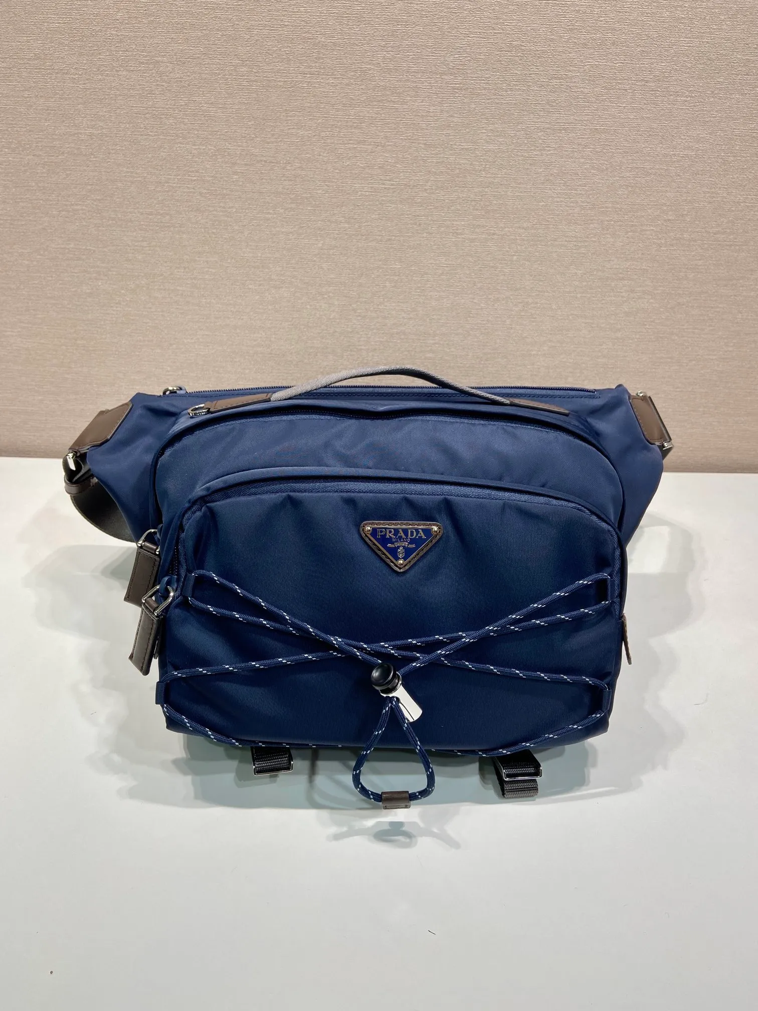 💰1320🎉New messenger bag🎉2VH201🎉🎉 This multifunctional and dynamic shoulder bag combines urban style with outdoor elements. This Re-Nylon bag has a lightweight, roomy design with a large exterior pocket and leather trim. With adjustable technical cord, flat padded nylon strap handle, adjustable nylon strap shoulder strap. Zipper closure, large capacity and fashionable upper body effect, get it now. Another popular style that will never go out of style🎉🎉 Length 30x Height 22x Bottom 10cm🎉🎉🎉💰💰💰