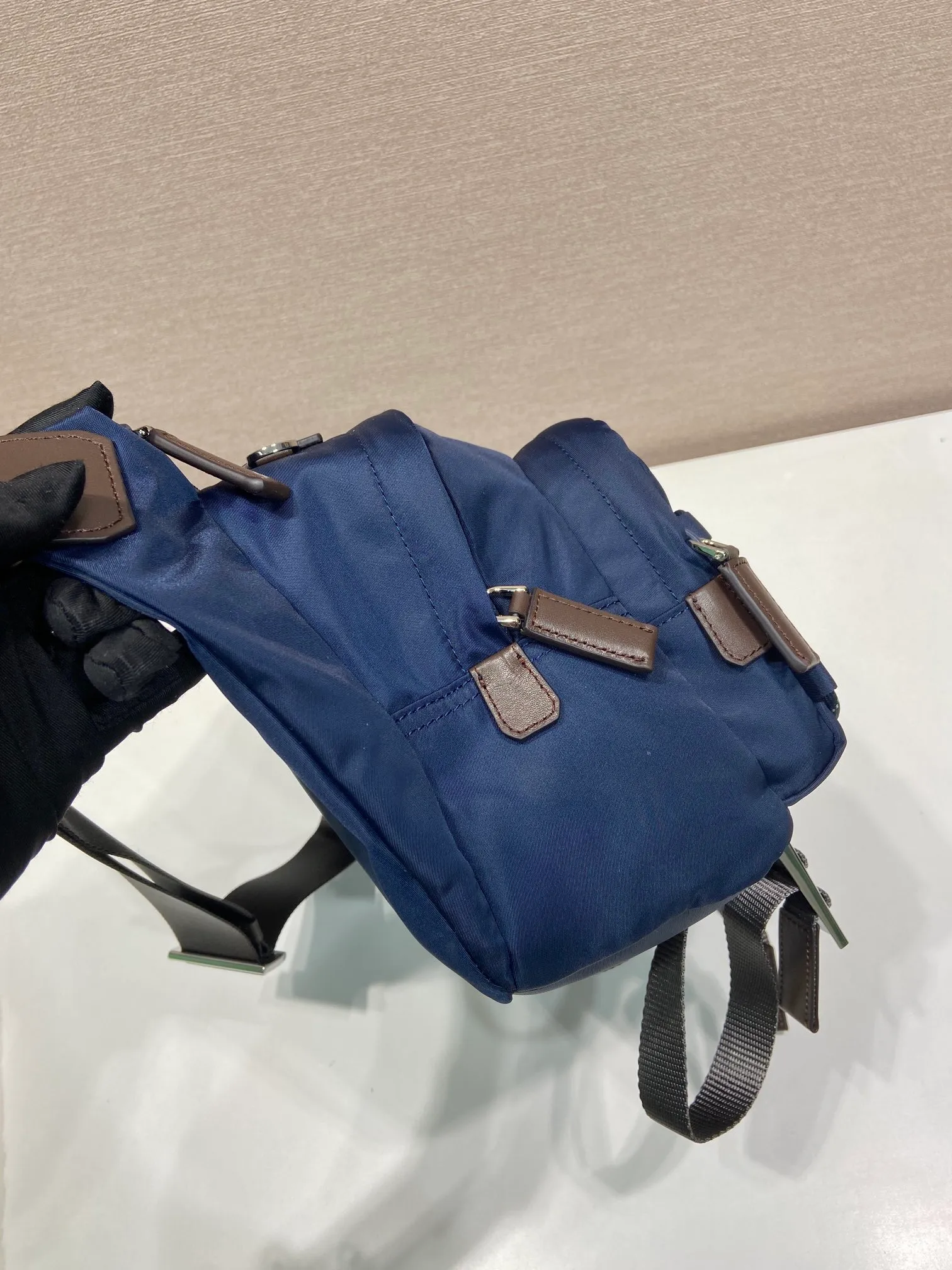 💰1320🎉New messenger bag🎉2VH201🎉🎉 This multifunctional and dynamic shoulder bag combines urban style with outdoor elements. This Re-Nylon bag has a lightweight, roomy design with a large exterior pocket and leather trim. With adjustable technical cord, flat padded nylon strap handle, adjustable nylon strap shoulder strap. Zipper closure, large capacity and fashionable upper body effect, get it now. Another popular style that will never go out of style🎉🎉 Length 30x Height 22x Bottom 10cm🎉🎉🎉💰💰💰