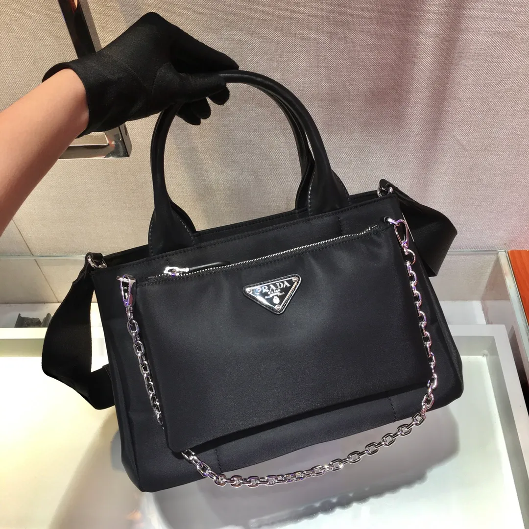 💰1100🎉New twin bag🎉1BG364, this nylon twin bag is composed of 2 bags😘😘, the front handbag can be detached and transformed into an Iron Hobo, and can also be used as a handbag, functional Very strong sex, one pack can be used in many ways, and can be exchanged for different occasions and different clothes at any time🙊🙊The upper body effect is beautiful😘😘, it is exactly what modern trendy Internet celebrities need, it is worth having😘😘, hurry up and get it🙊🙊 Large: length 28x height 19x bottom 14.5cm Small: length 22x height 13cm