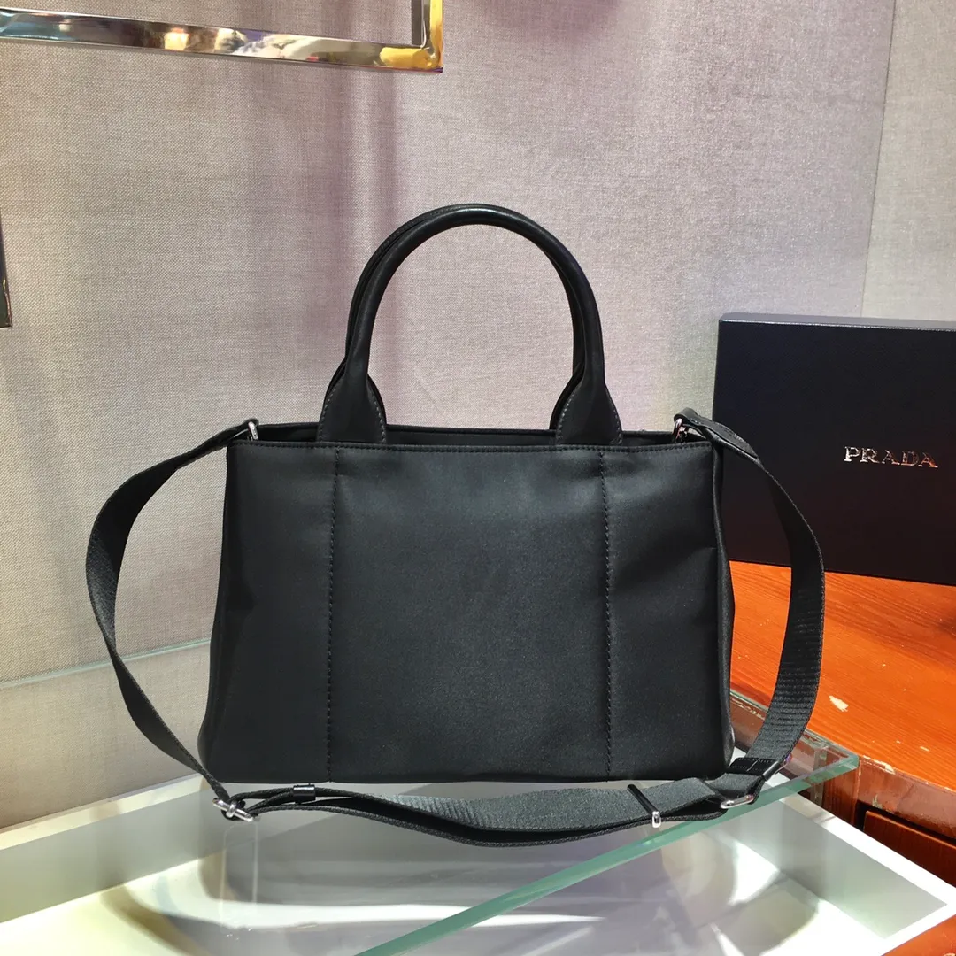 💰1100🎉New twin bag🎉1BG364, this nylon twin bag is composed of 2 bags😘😘, the front handbag can be detached and transformed into an Iron Hobo, and can also be used as a handbag, functional Very strong sex, one pack can be used in many ways, and can be exchanged for different occasions and different clothes at any time🙊🙊The upper body effect is beautiful😘😘, it is exactly what modern trendy Internet celebrities need, it is worth having😘😘, hurry up and get it🙊🙊 Large: length 28x height 19x bottom 14.5cm Small: length 22x height 13cm