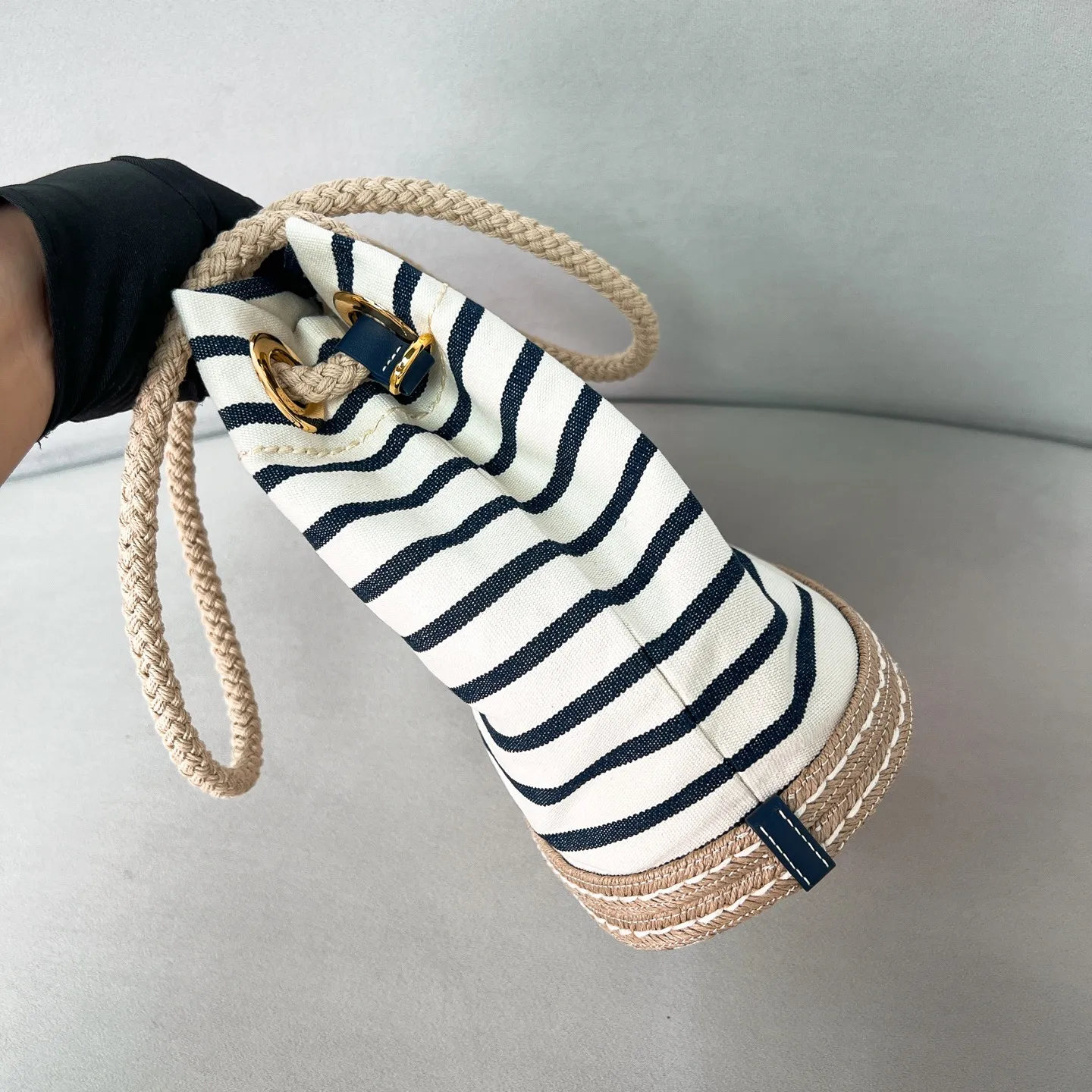 💰1160✨New product debut✨SS25 show new product Mariner canvas bucket bag 1BE082 Made of imported linen canvas fabric Nautical striped pattern Straw woven bottom highlights summer vacation style Sliding rope handle with classic golden triangle logo Drawstring buckle design Can adjust the space at will Lightweight can be packed and easy to match The randomness of different carrying methods and the ease of putting it anywhere Just pick it up and instantly transform into a pretty girl 🤩 Size: 28/23.5/16.5