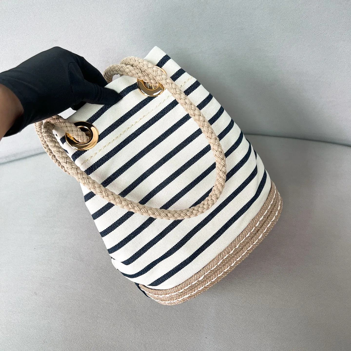 💰1160✨New product debut✨SS25 show new product Mariner canvas bucket bag 1BE082 Made of imported linen canvas fabric Nautical striped pattern Straw woven bottom highlights summer vacation style Sliding rope handle with classic golden triangle logo Drawstring buckle design Can adjust the space at will Lightweight can be packed and easy to match The randomness of different carrying methods and the ease of putting it anywhere Just pick it up and instantly transform into a pretty girl 🤩 Size: 28/23.5/16.5