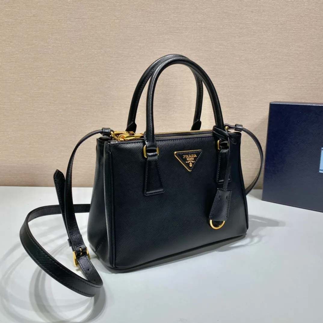 💰1800💋Classic hot model 1BA896💋Original item/fully upgraded version🤙🤙Made of imported cross-grain cowhide. Top brushed hardware🤙🤙Galleria The handbag design is classic and timeless, the most iconic killer bag👏🏻👏🏻, a timeless style, equipped with multiple pockets and a detachable shoulder strap, length 24.5x height 16.5x bottom 11cm🤙🤙🤙💰💰💰
