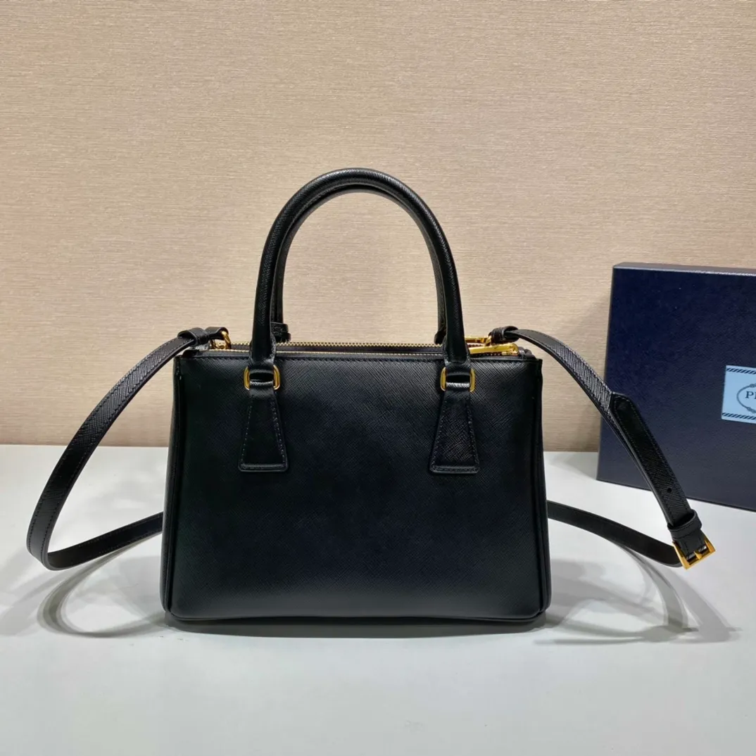 💰1800💋Classic hot model 1BA896💋Original item/fully upgraded version🤙🤙Made of imported cross-grain cowhide. Top brushed hardware🤙🤙Galleria The handbag design is classic and timeless, the most iconic killer bag👏🏻👏🏻, a timeless style, equipped with multiple pockets and a detachable shoulder strap, length 24.5x height 16.5x bottom 11cm🤙🤙🤙💰💰💰