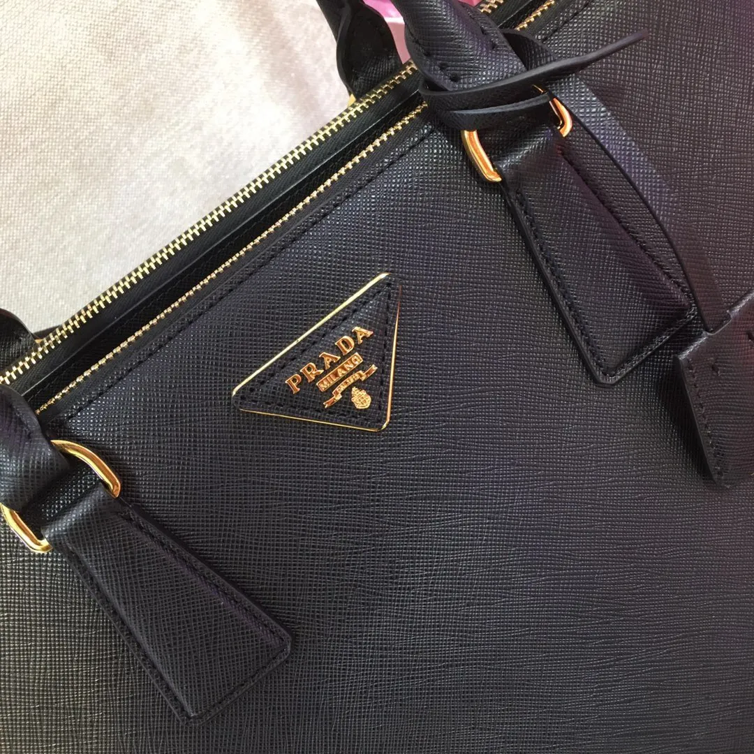 💰1800💋Classic hot model 1BA896💋Original item/fully upgraded version🤙🤙Made of imported cross-grain cowhide. Top brushed hardware🤙🤙Galleria The handbag design is classic and timeless, the most iconic killer bag👏🏻👏🏻, a timeless style, equipped with multiple pockets and a detachable shoulder strap, length 24.5x height 16.5x bottom 11cm🤙🤙🤙💰💰💰