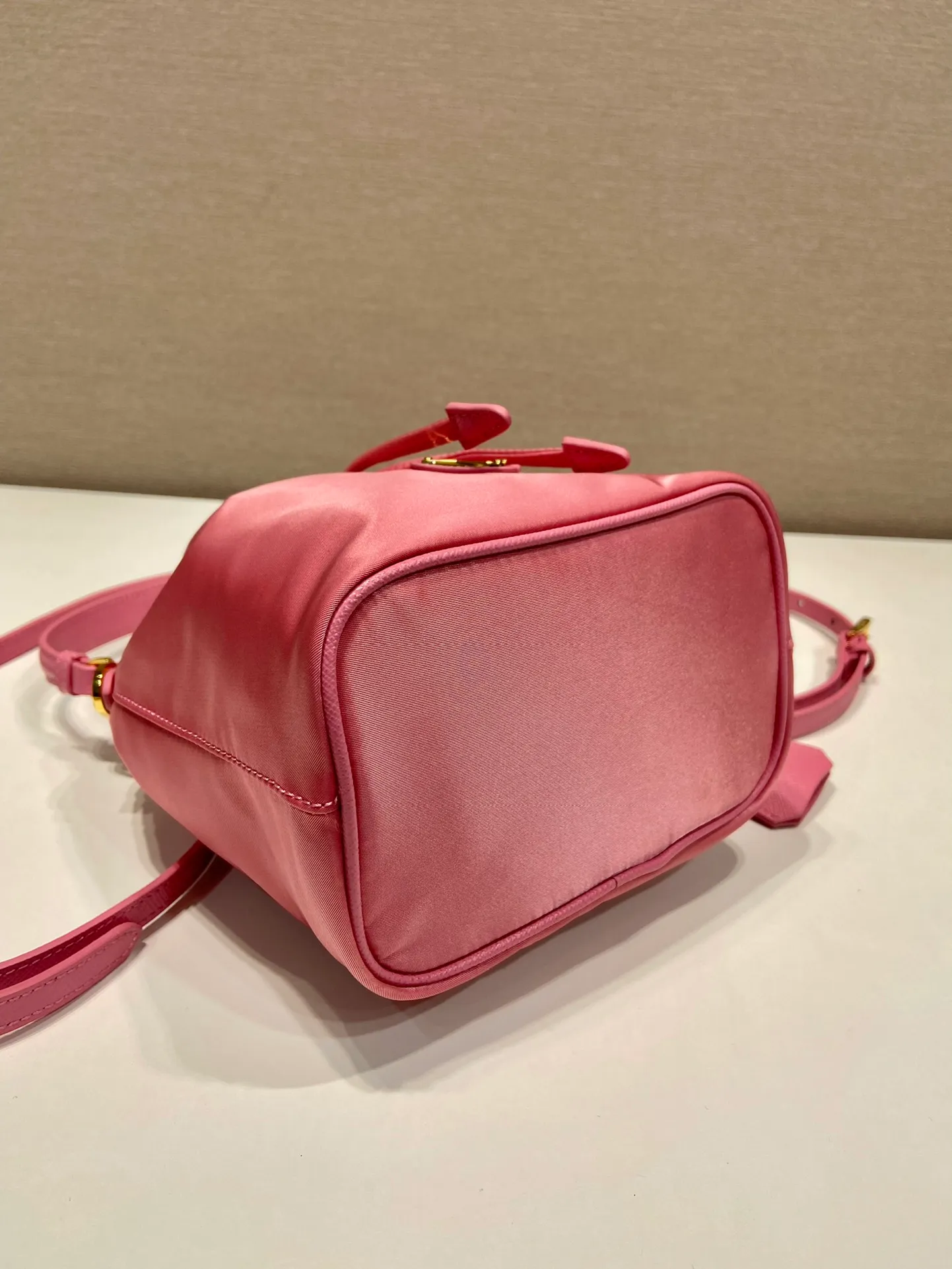 💰760🎉New bucket bag🎉1BE067 upgraded version🎉🎉 This bucket bag is made of imported nylon fabric and top-grade gold hardware, which carries the brand’s original and unique expression of extraordinary beauty. Comes with a detachable and adjustable long leather shoulder strap and leather keychain. Large capacity, light and practical🎉🎉Another popular style that will never go out of style🎉 Length 15.5x Height 19.5x Bottom 10cm