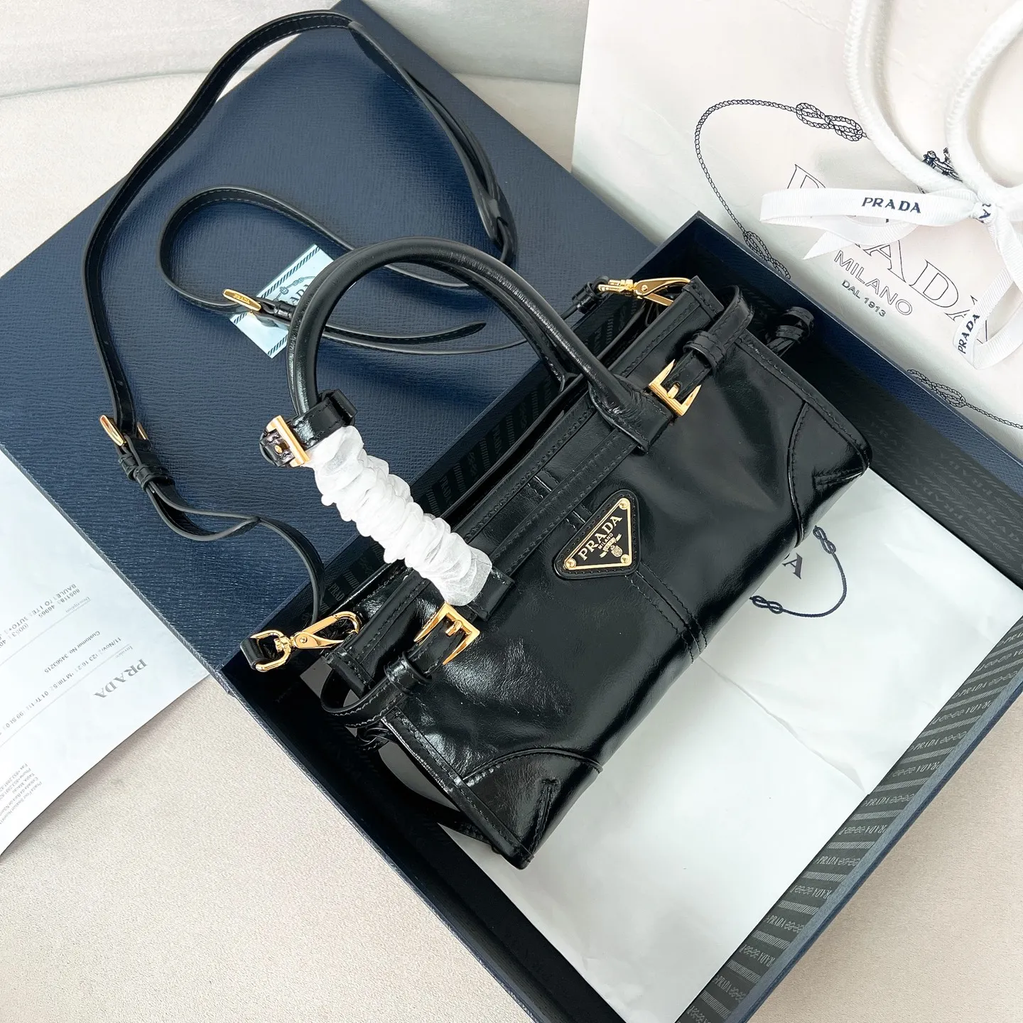 💰1560✨New first launch✨2025 waxed leather LuxSoft-Bonnie handbag mini size 1BA486 Hot-selling LuxSoft-Bonnie handbag Retro waxed leather with gold hardware Iconic triangle logo Comes with a long shoulder strap Can be carried on one shoulder or crossbody The fashionable feel is straight forward The design is casual, simple, refined and practical A retro style bag suitable for daily travel The upper body is really cool and sassy, retro➕fashionable and instant. Size 23.5*12*9​