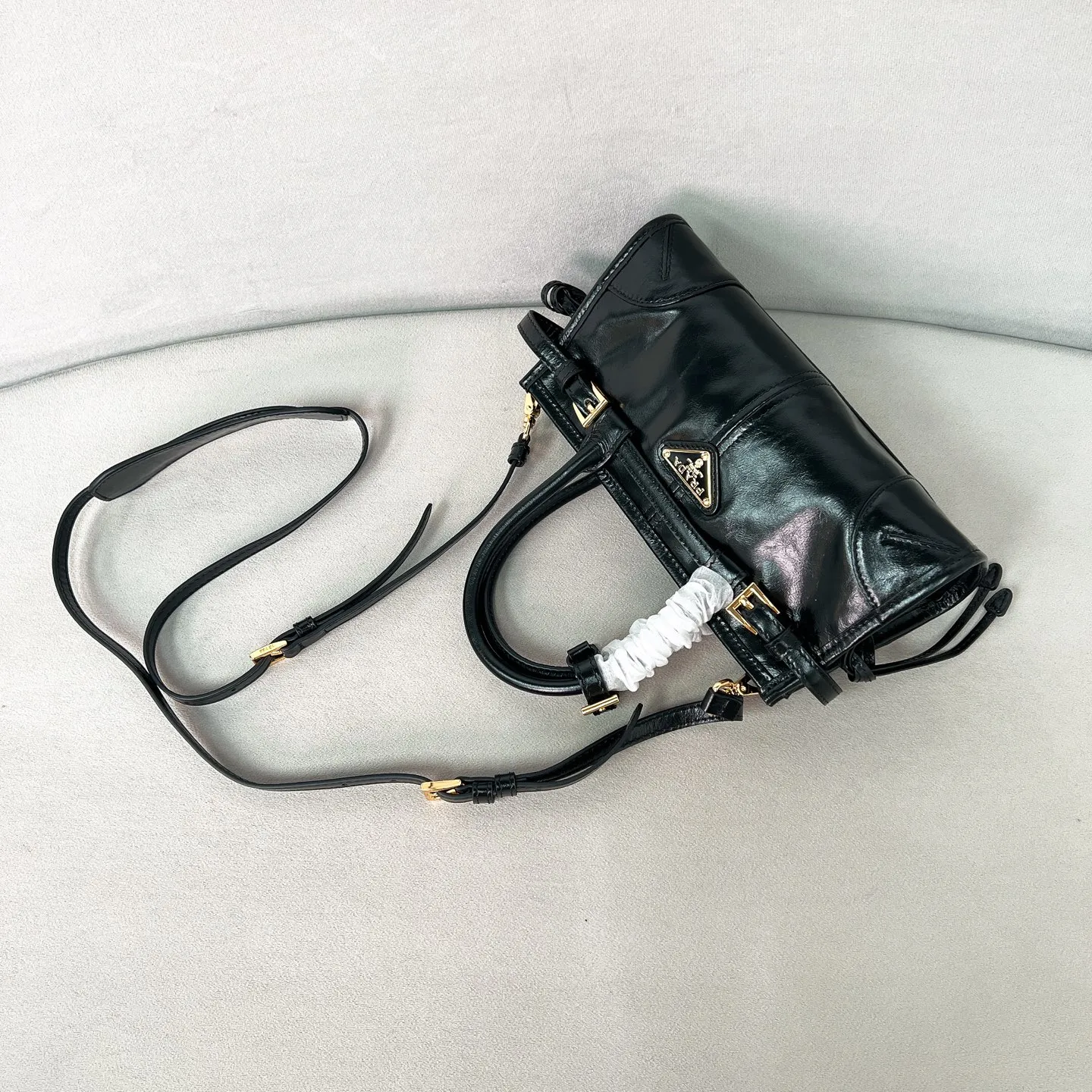 💰1560✨New first launch✨2025 waxed leather LuxSoft-Bonnie handbag mini size 1BA486 Hot-selling LuxSoft-Bonnie handbag Retro waxed leather with gold hardware Iconic triangle logo Comes with a long shoulder strap Can be carried on one shoulder or crossbody The fashionable feel is straight forward The design is casual, simple, refined and practical A retro style bag suitable for daily travel The upper body is really cool and sassy, retro➕fashionable and instant. Size 23.5*12*9​
