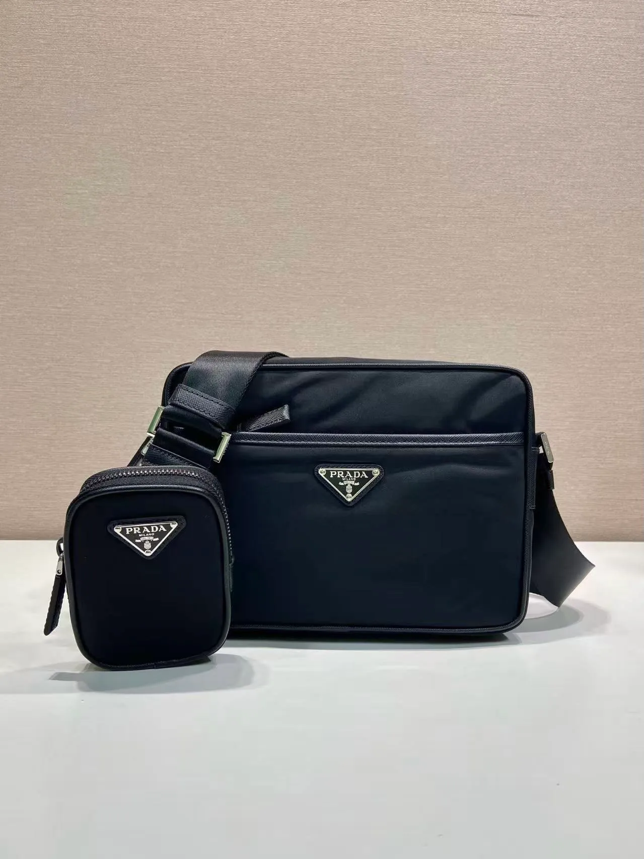 💰960🎉Classic new style🎉Upgraded version 2VH048 has arrived👏👏Original item👍👍Made of imported nylon material, Saffiano leather decoration, polished steel surface metal accessories, adjustable fabric shoulder strap, detachable nylon hanging pouch (can also hang other bags Decoration on the top), enamel triangle logo on the outside, logo logo on the inside, zipper closure on the top, zipper pocket on the front, and a zipper pocket inside, light and practical, and a popular style that will never go out of style👍👍Length 23x Height 16x Bottom 7cm👍👍👍💰💰💰