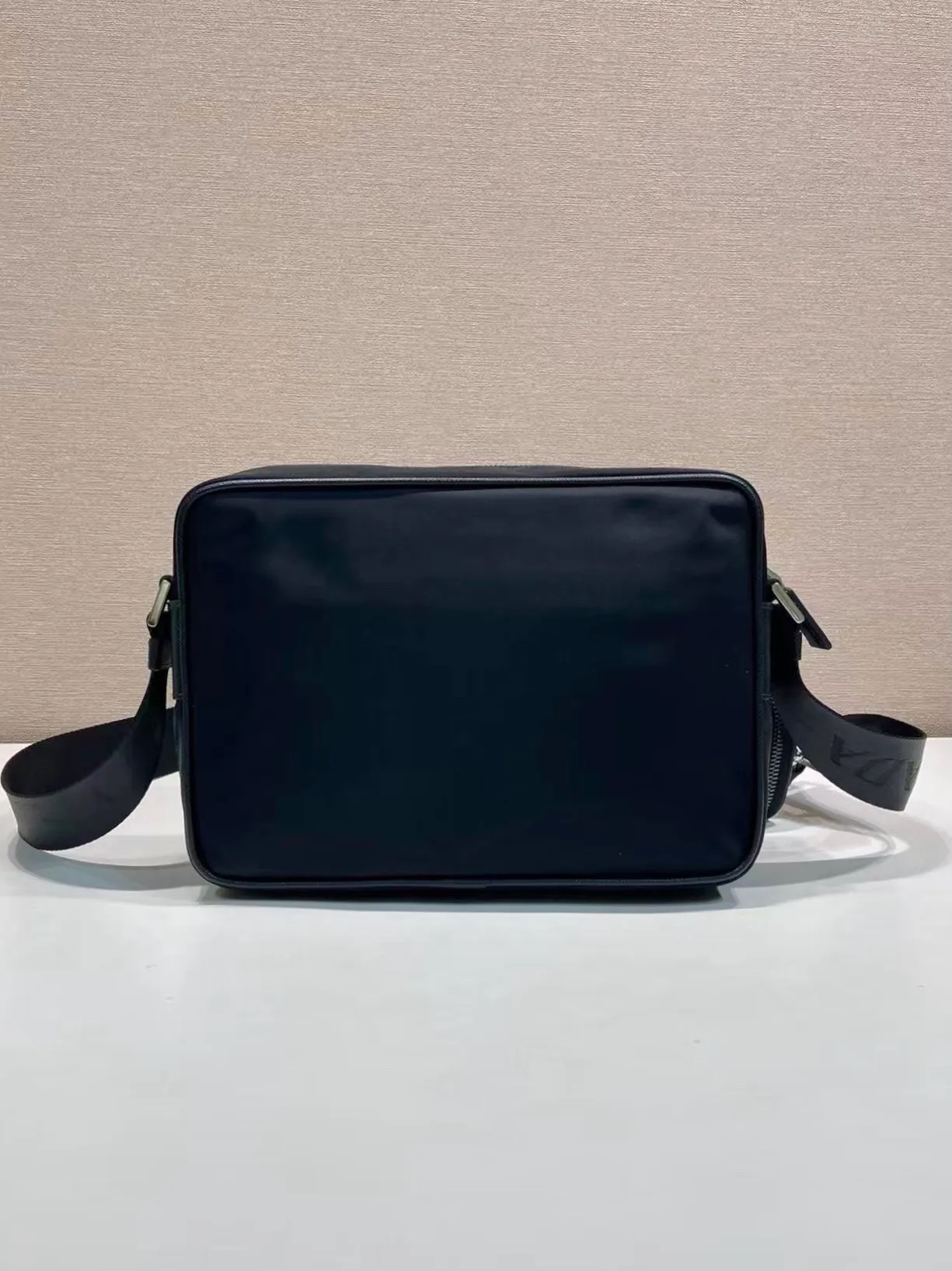 💰960🎉Classic new style🎉Upgraded version 2VH048 has arrived👏👏Original item👍👍Made of imported nylon material, Saffiano leather decoration, polished steel surface metal accessories, adjustable fabric shoulder strap, detachable nylon hanging pouch (can also hang other bags Decoration on the top), enamel triangle logo on the outside, logo logo on the inside, zipper closure on the top, zipper pocket on the front, and a zipper pocket inside, light and practical, and a popular style that will never go out of style👍👍Length 23x Height 16x Bottom 7cm👍👍👍💰💰💰