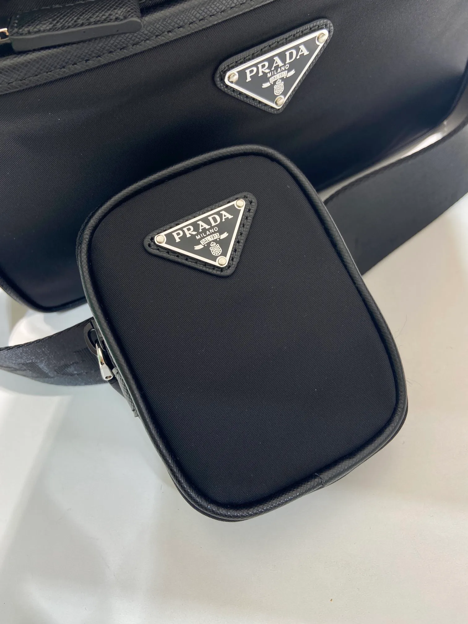 💰960🎉Classic new style🎉Upgraded version 2VH048 has arrived👏👏Original item👍👍Made of imported nylon material, Saffiano leather decoration, polished steel surface metal accessories, adjustable fabric shoulder strap, detachable nylon hanging pouch (can also hang other bags Decoration on the top), enamel triangle logo on the outside, logo logo on the inside, zipper closure on the top, zipper pocket on the front, and a zipper pocket inside, light and practical, and a popular style that will never go out of style👍👍Length 23x Height 16x Bottom 7cm👍👍👍💰💰💰