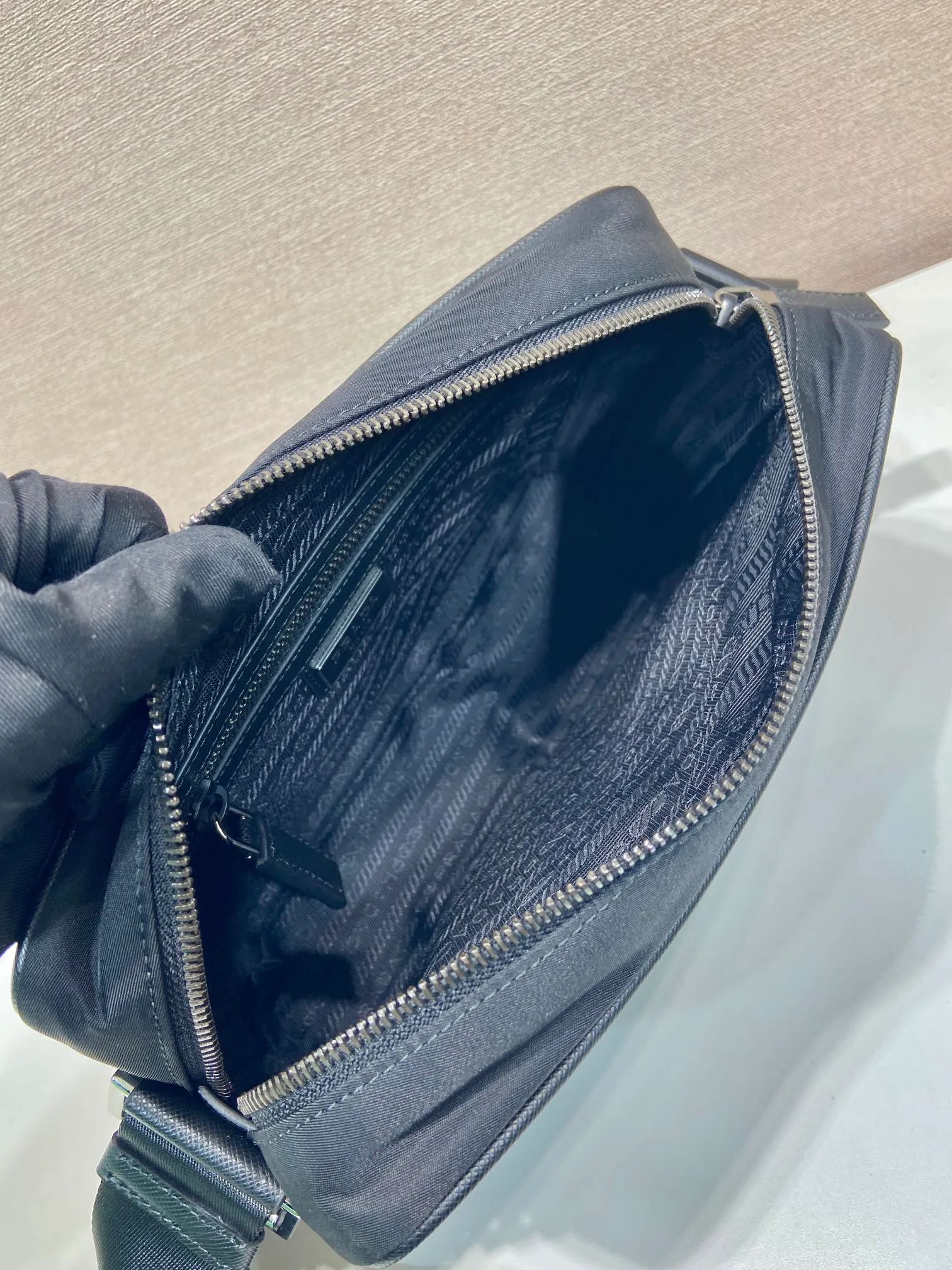💰960🎉Classic new style🎉Upgraded version 2VH048 has arrived👏👏Original item👍👍Made of imported nylon material, Saffiano leather decoration, polished steel surface metal accessories, adjustable fabric shoulder strap, detachable nylon hanging pouch (can also hang other bags Decoration on the top), enamel triangle logo on the outside, logo logo on the inside, zipper closure on the top, zipper pocket on the front, and a zipper pocket inside, light and practical, and a popular style that will never go out of style👍👍Length 23x Height 16x Bottom 7cm👍👍👍💰💰💰