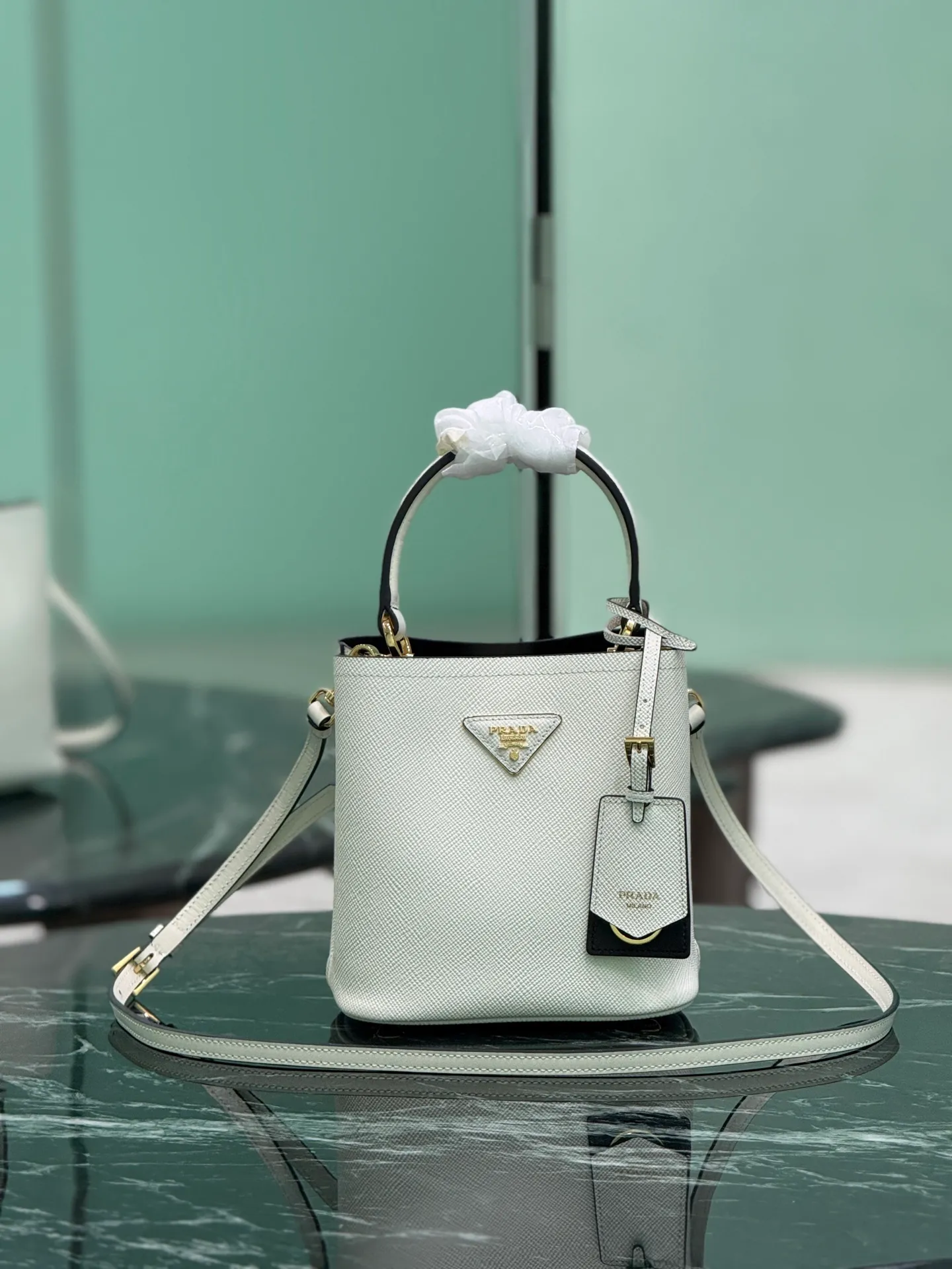 💰1700🌟 Classic bucket bag (new tag) Saffiano leather material Leather handles Detachable and adjustable leather shoulder strap Detachable leather name tag with metal logo Leather-covered central opening with magnetic buckle Saffiano leather triangle logo Contrast color nappa leather lining Size: 18×17×10.5cm Style number: 1BA217 (mini size)