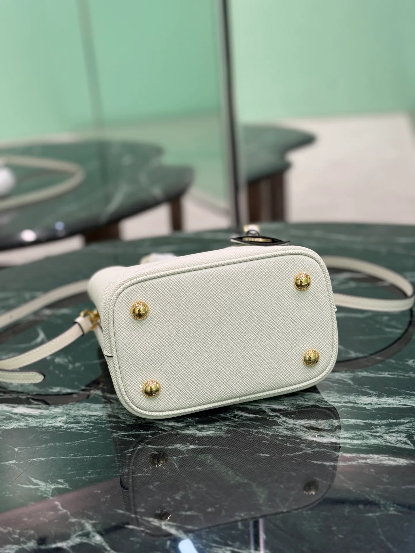 💰1700🌟 Classic bucket bag (new tag) Saffiano leather material Leather handles Detachable and adjustable leather shoulder strap Detachable leather name tag with metal logo Leather-covered central opening with magnetic buckle Saffiano leather triangle logo Contrast color nappa leather lining Size: 18×17×10.5cm Style number: 1BA217 (mini size)