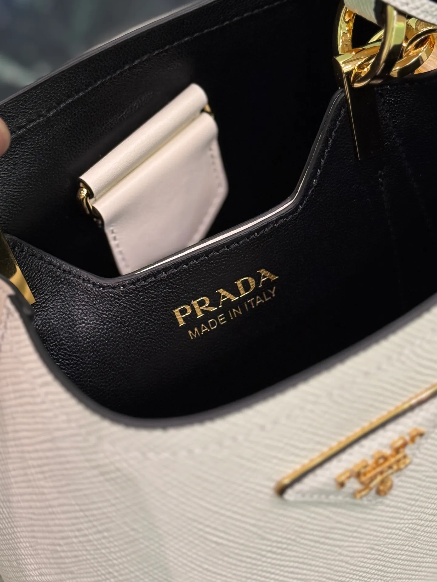 💰1700🌟 Classic bucket bag (new tag) Saffiano leather material Leather handles Detachable and adjustable leather shoulder strap Detachable leather name tag with metal logo Leather-covered central opening with magnetic buckle Saffiano leather triangle logo Contrast color nappa leather lining Size: 18×17×10.5cm Style number: 1BA217 (mini size)
