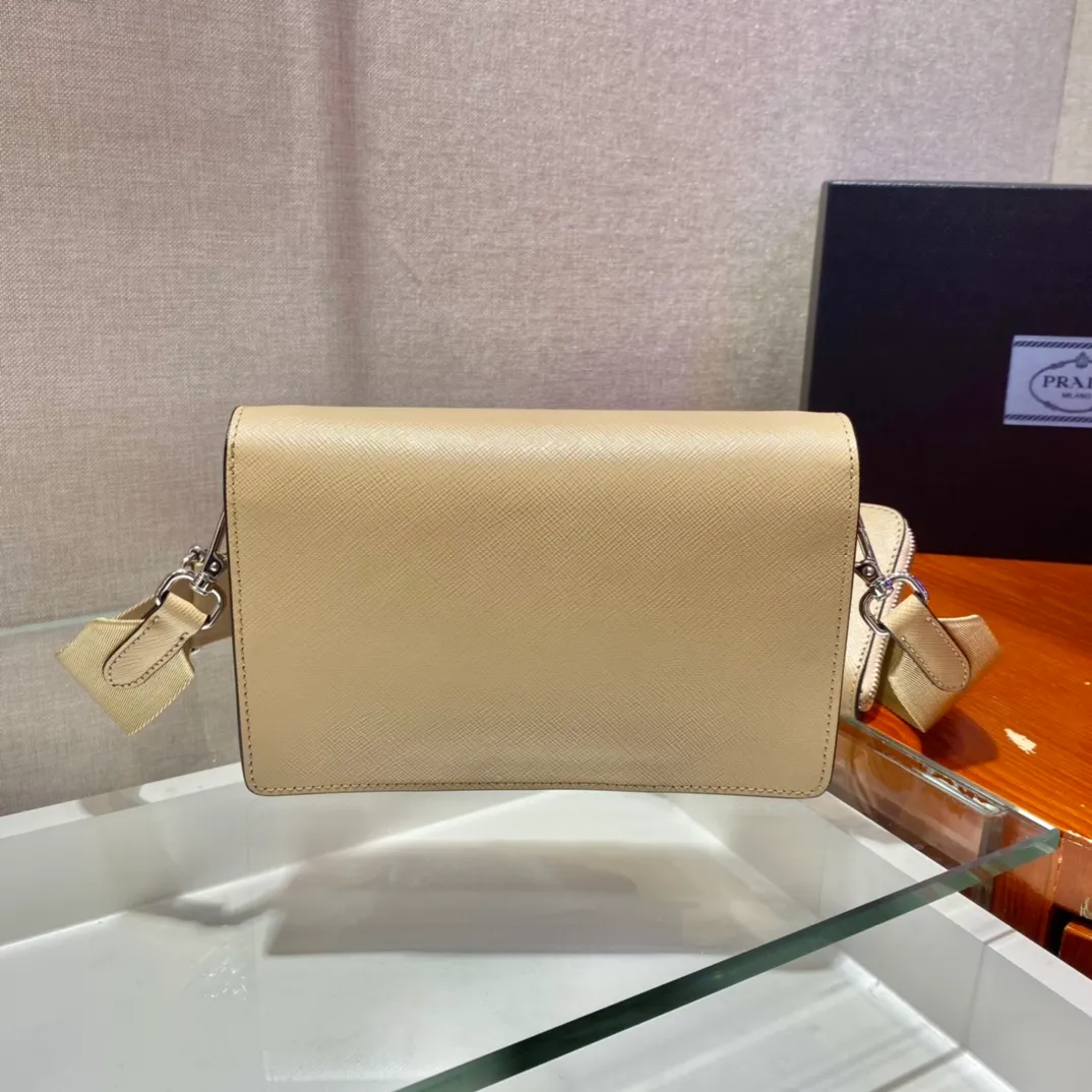 💰1320🎉New three-in-one🎉1BP40A👏👏 This mini envelope bag is equipped with a front flap, and the iconic lettering logo is embellished on the front, making the brand style clearly visible. The magnetic buckle closure design is classic, and the shoulder strap allows it to be transformed into a crossbody bag or a shoulder bag. It is versatile and can be used as a handbag. It is lined in soft sheepskin and equipped with a small pocket with a removable mirror. The design is quite thoughtful. Simple and fashionable, babies, hurry up and get it🎉🎉🎉👏👏👏👏 Length 20x Height 12x Bottom 4cm