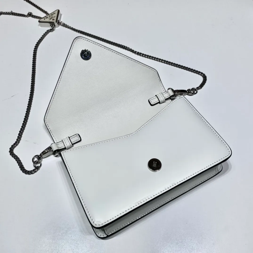 💰1300🎉Large triangle flap🎉1BH189🎉The large triangle logo was originally designed by Mario, which highlights the trendy style of the bag. It is equipped with an adjustable and detachable chain shoulder strap (110 long), which is simple and elegant😘giving the bag a distinctive modern style. So beautiful😘The upper body effect is cool and generous👏🏻👏🏻Hurry up and get it🎉🎉 Length 17x Height 9.5x Bottom 3.5cm