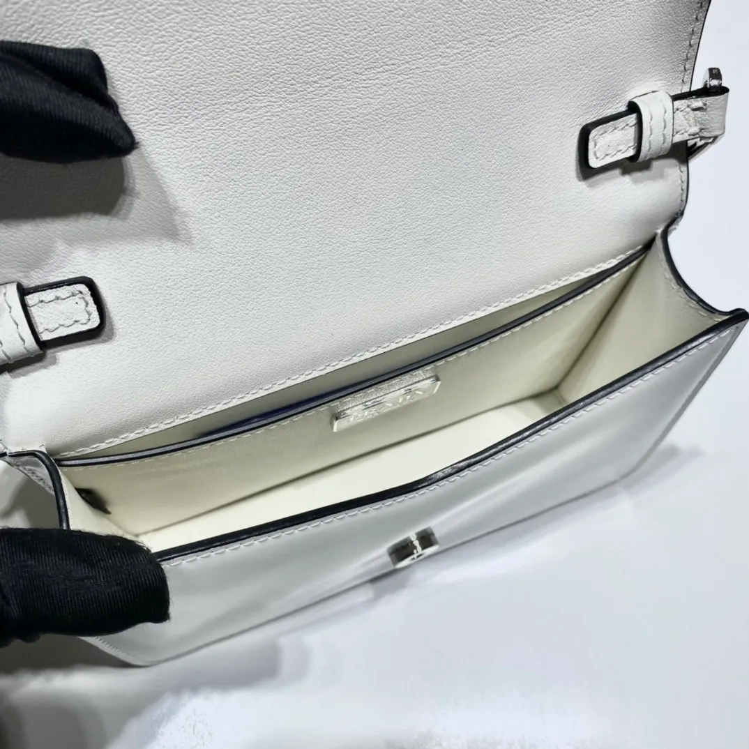 💰1300🎉Large triangle flap🎉1BH189🎉The large triangle logo was originally designed by Mario, which highlights the trendy style of the bag. It is equipped with an adjustable and detachable chain shoulder strap (110 long), which is simple and elegant😘giving the bag a distinctive modern style. So beautiful😘The upper body effect is cool and generous👏🏻👏🏻Hurry up and get it🎉🎉 Length 17x Height 9.5x Bottom 3.5cm