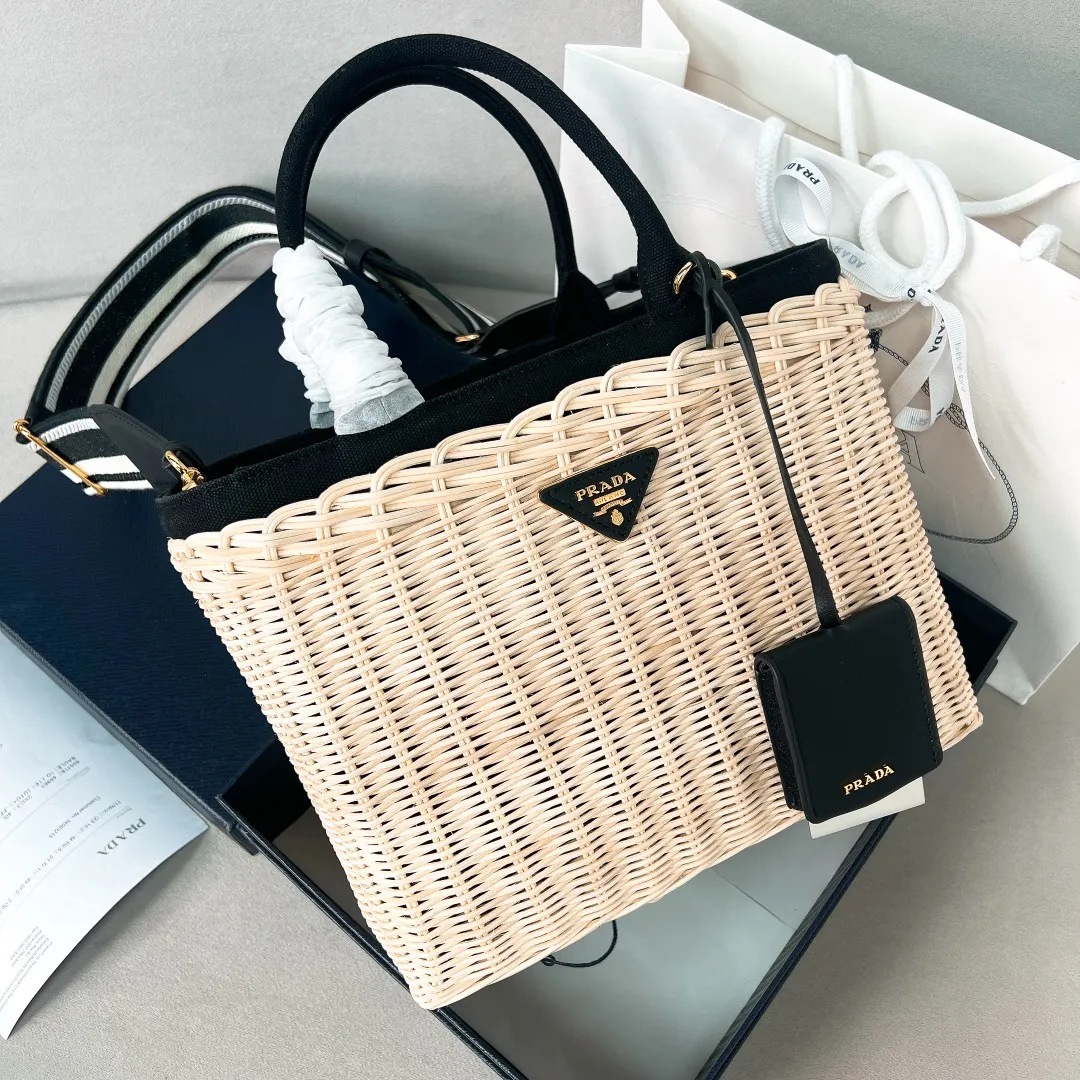 💰1700✨New product launch✨New straw woven vegetable basket 1BG835, great choice for travel and vacation🏖️Handmade with raffia. Light and natural material expresses summer mood. Metal engraved triangle logo on the front. Equipped with exquisite handles and embroidered shoulder straps. Super large capacity and very light weight. It can be carried on the shoulder or shoulder. The new favorite of fashion trendsetters. The perfect details are comparable to brick cabinets. Super 5🌟reviews Size: 26*18*11.5cm