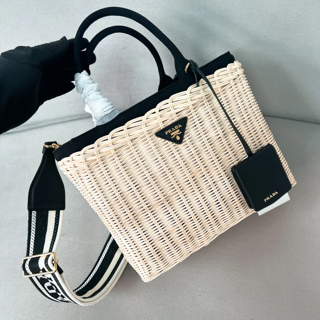 💰1700✨New product launch✨New straw woven vegetable basket 1BG835, great choice for travel and vacation🏖️Handmade with raffia. Light and natural material expresses summer mood. Metal engraved triangle logo on the front. Equipped with exquisite handles and embroidered shoulder straps. Super large capacity and very light weight. It can be carried on the shoulder or shoulder. The new favorite of fashion trendsetters. The perfect details are comparable to brick cabinets. Super 5🌟reviews Size: 26*18*11.5cm