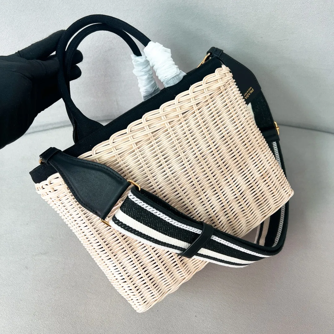 💰1700✨New product launch✨New straw woven vegetable basket 1BG835, great choice for travel and vacation🏖️Handmade with raffia. Light and natural material expresses summer mood. Metal engraved triangle logo on the front. Equipped with exquisite handles and embroidered shoulder straps. Super large capacity and very light weight. It can be carried on the shoulder or shoulder. The new favorite of fashion trendsetters. The perfect details are comparable to brick cabinets. Super 5🌟reviews Size: 26*18*11.5cm