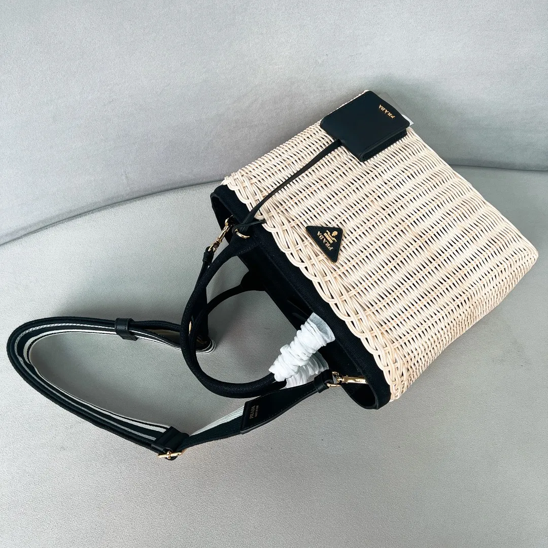 💰1700✨New product launch✨New straw woven vegetable basket 1BG835, great choice for travel and vacation🏖️Handmade with raffia. Light and natural material expresses summer mood. Metal engraved triangle logo on the front. Equipped with exquisite handles and embroidered shoulder straps. Super large capacity and very light weight. It can be carried on the shoulder or shoulder. The new favorite of fashion trendsetters. The perfect details are comparable to brick cabinets. Super 5🌟reviews Size: 26*18*11.5cm