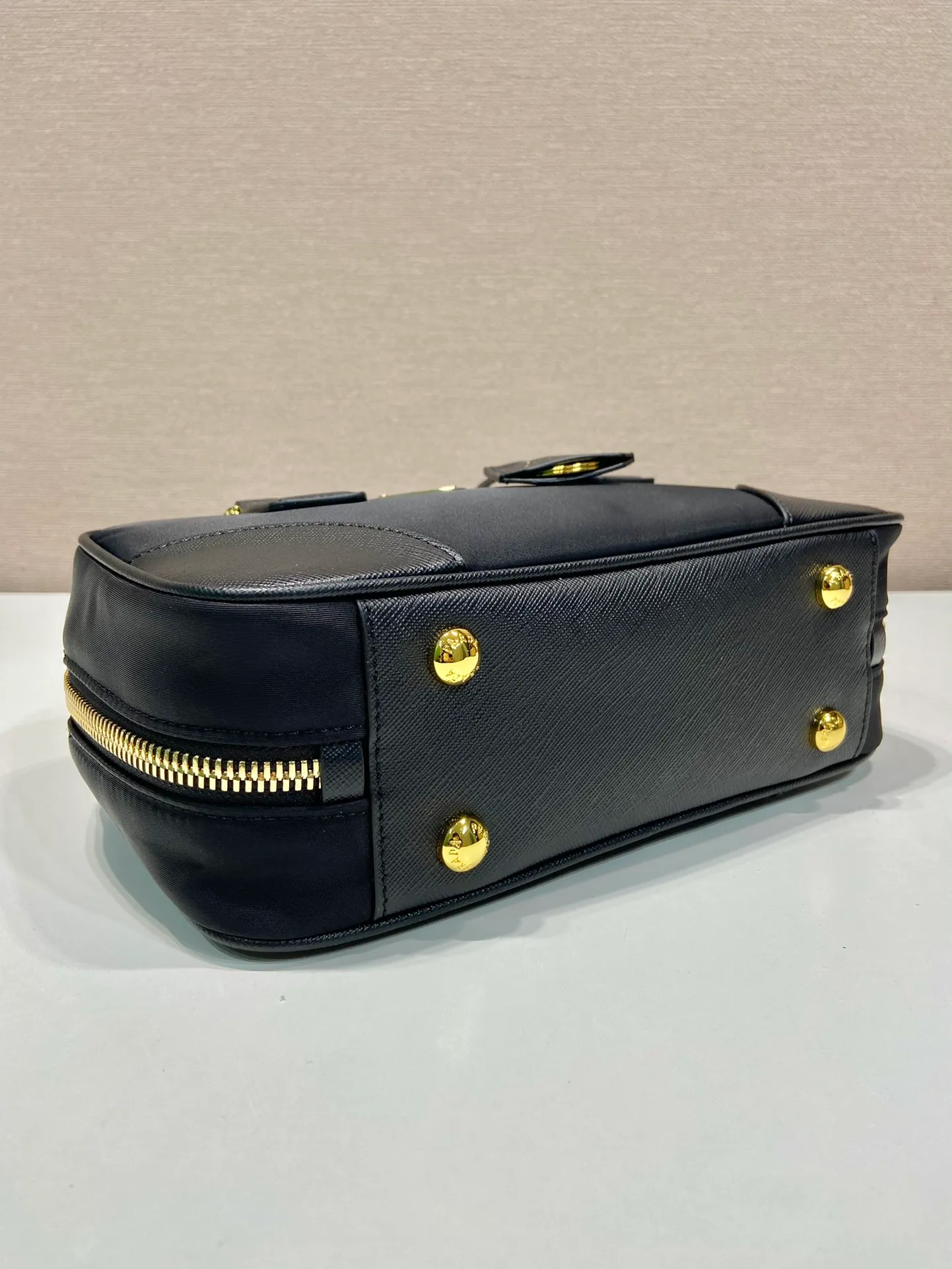 💰1360🎉New second-hand bag🎉1BB121 small🎉🎉 This double handle handbag is made of regenerated nylon, incorporating unique style elements and exquisite Saffiano leather details, completely subverting people's traditional perception of luxury goods. Practical design embellishments and exquisite details add a unique charm. Large capacity, practical and elegant👏Another popular style that will never go out of style🎉🎉 Length 25 height 14.5x bottom 7.5cm👏👏👏🎉🎉🎉