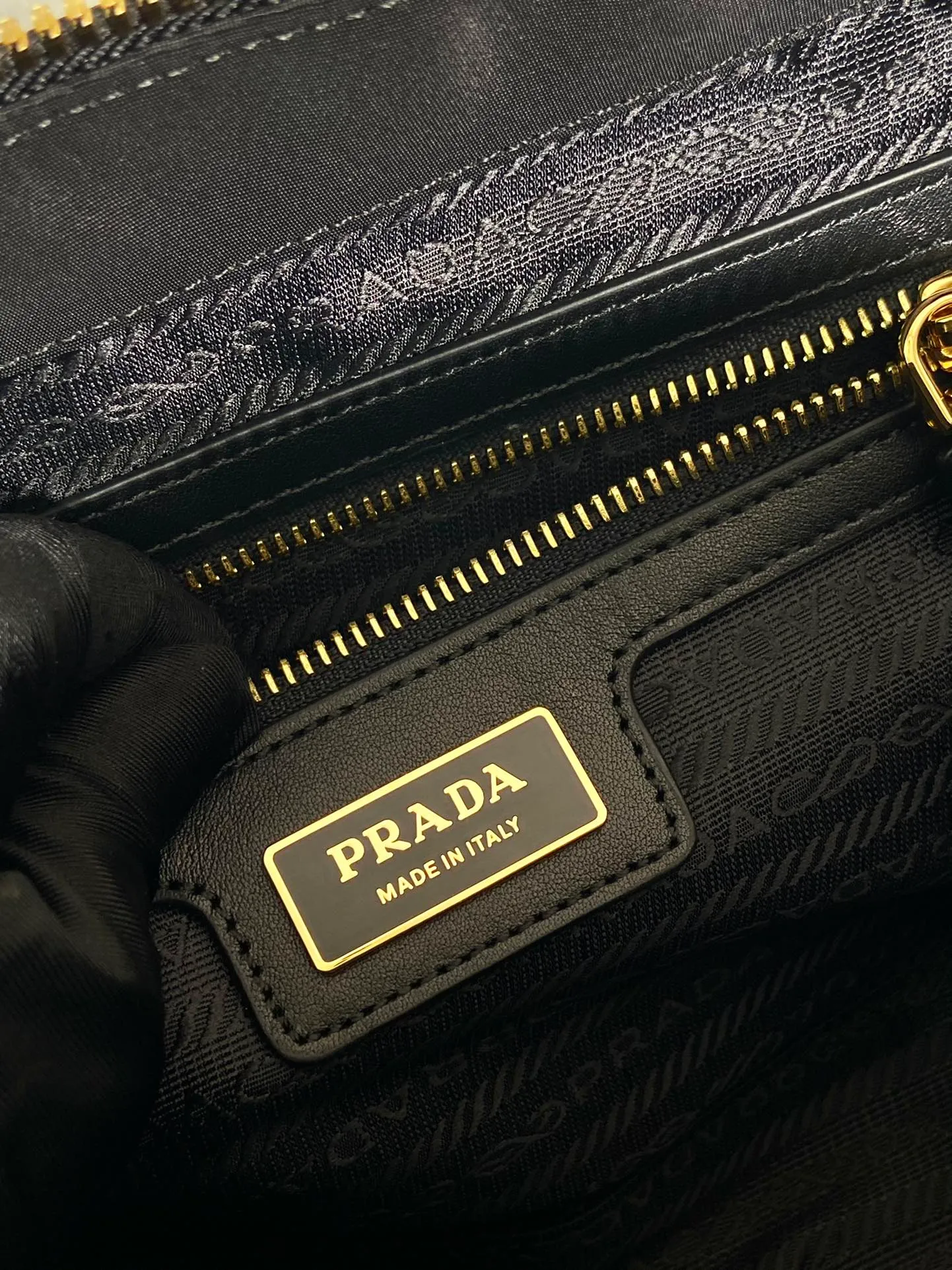 💰1360🎉New second-hand bag🎉1BB121 small🎉🎉 This double handle handbag is made of regenerated nylon, incorporating unique style elements and exquisite Saffiano leather details, completely subverting people's traditional perception of luxury goods. Practical design embellishments and exquisite details add a unique charm. Large capacity, practical and elegant👏Another popular style that will never go out of style🎉🎉 Length 25 height 14.5x bottom 7.5cm👏👏👏🎉🎉🎉
