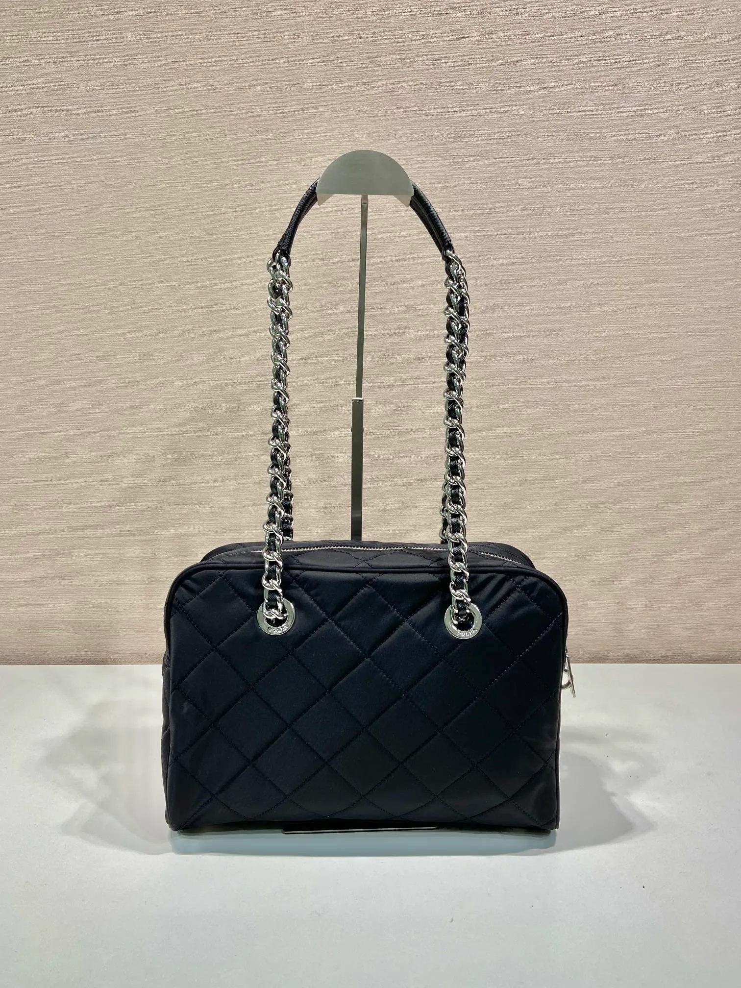 💰1320🎉Second-hand camera bag🎉1BD641 large🎉🎉 This second-hand camera bag is made of imported nylon fabric, white hardware, complex hand-stitched pattern design, equipped with 2 iron bars and a detachable and adjustable long shoulder strap. It can be carried by hand/shoulder/crossbody, and the upper body effect is cool and good-looking😝Simple, casual and fashionable, for babies. Hurry up and get it🎉🎉 Length 30x Height 21x Bottom 11cm🎉🎉🎉🎉