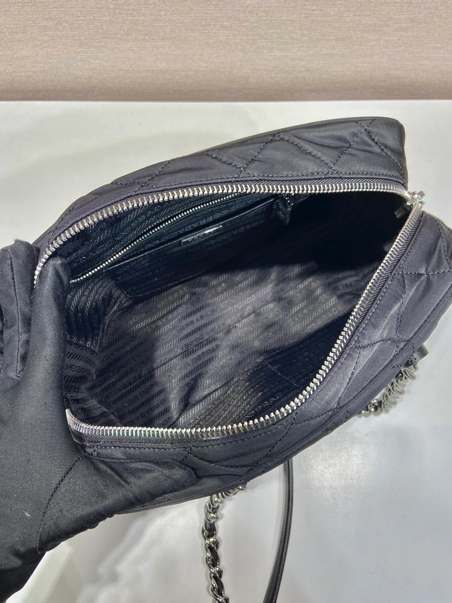💰1320🎉Second-hand camera bag🎉1BD641 large🎉🎉 This second-hand camera bag is made of imported nylon fabric, white hardware, complex hand-stitched pattern design, equipped with 2 iron bars and a detachable and adjustable long shoulder strap. It can be carried by hand/shoulder/crossbody, and the upper body effect is cool and good-looking😝Simple, casual and fashionable, for babies. Hurry up and get it🎉🎉 Length 30x Height 21x Bottom 11cm🎉🎉🎉🎉