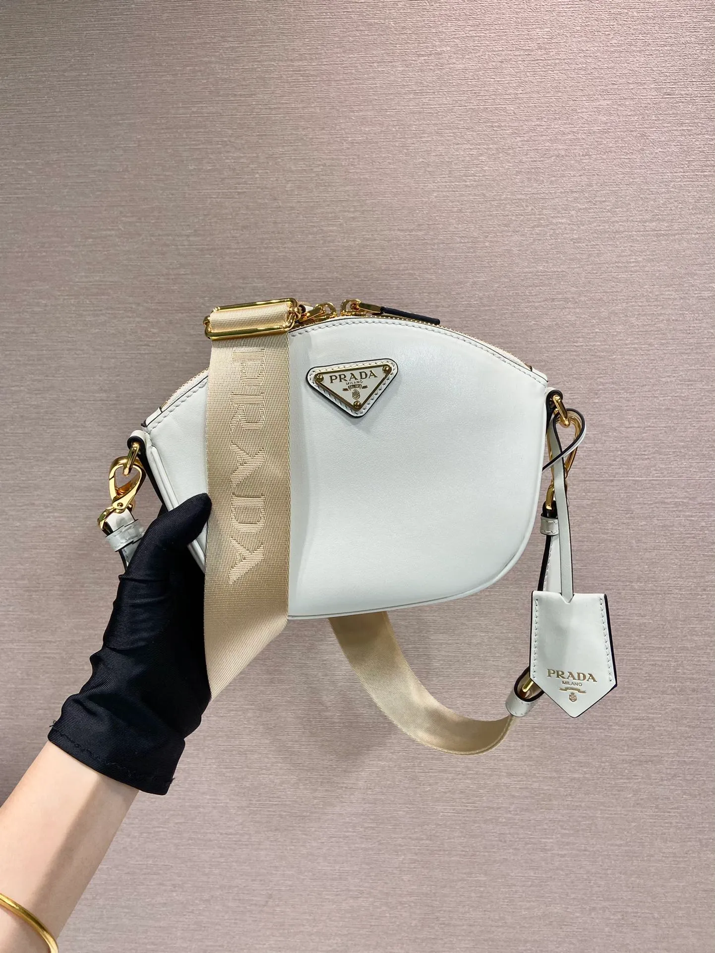 💰1300🎉New shoulder bag🎉1BH212🎉🎉 This leather mini handbag shows contemporary charm. It is made of imported calfskin, practical yet elegant, and full of casual personality. It is equipped with a detachable and adjustable long shoulder strap and a detachable leather key ring. It has a large capacity and a practical and casual upper body effect🎉🎉Babies, hurry up and get it🎉🎉 Length 18x height 15x base 8cm🎉🎉🎉👏👏👏