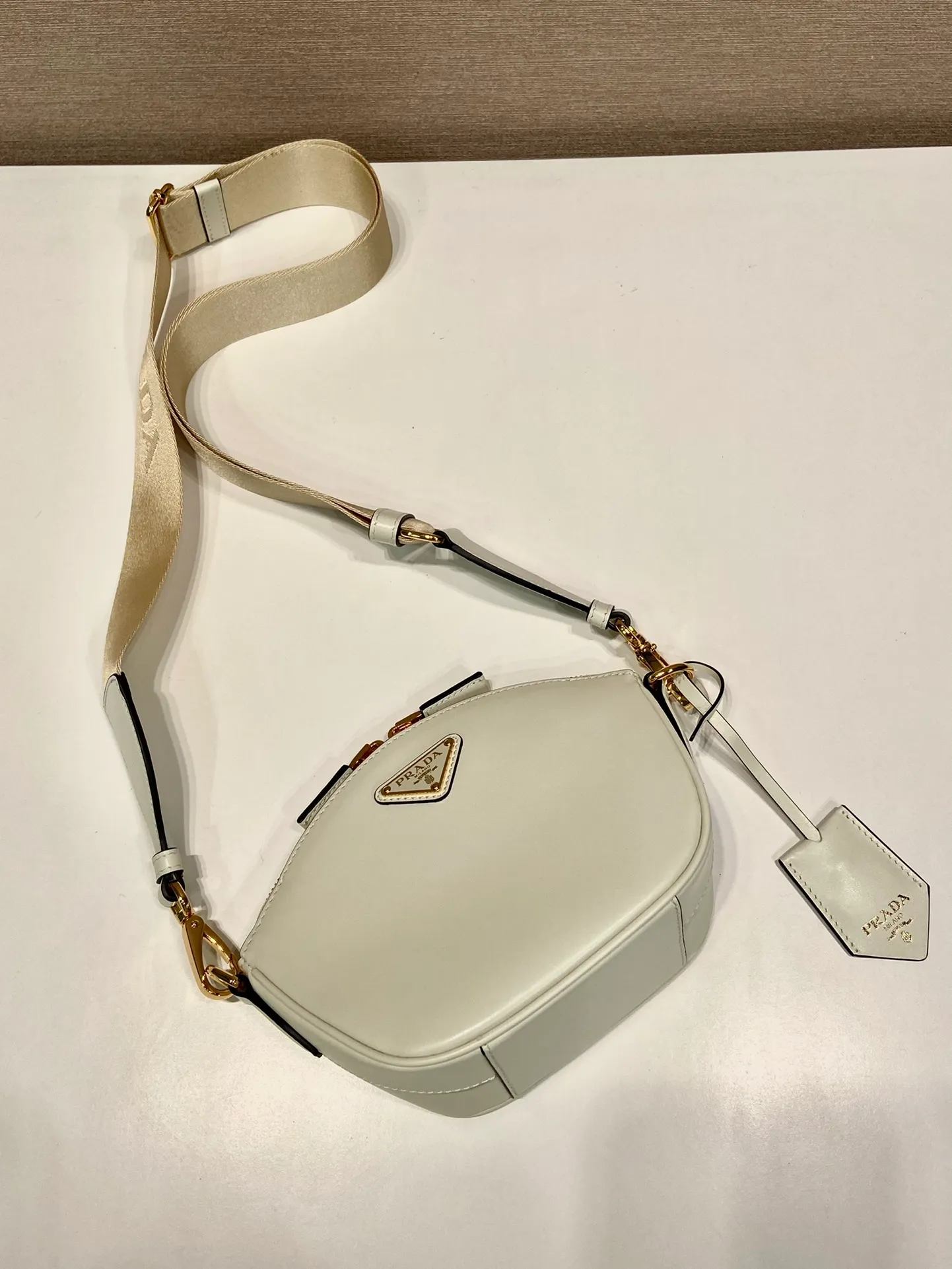 💰1300🎉New shoulder bag🎉1BH212🎉🎉 This leather mini handbag shows contemporary charm. It is made of imported calfskin, practical yet elegant, and full of casual personality. It is equipped with a detachable and adjustable long shoulder strap and a detachable leather key ring. It has a large capacity and a practical and casual upper body effect🎉🎉Babies, hurry up and get it🎉🎉 Length 18x height 15x base 8cm🎉🎉🎉👏👏👏