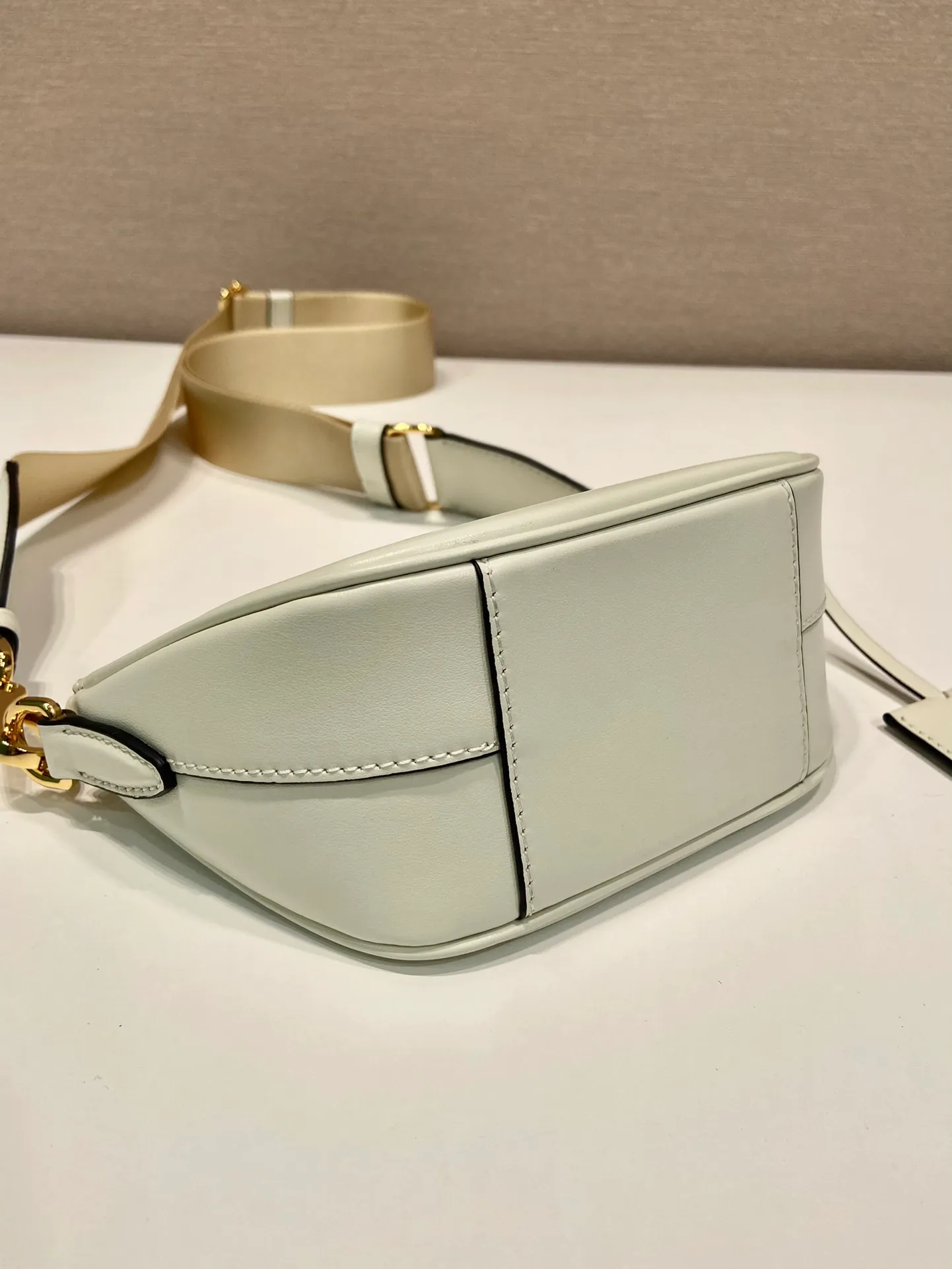 💰1300🎉New shoulder bag🎉1BH212🎉🎉 This leather mini handbag shows contemporary charm. It is made of imported calfskin, practical yet elegant, and full of casual personality. It is equipped with a detachable and adjustable long shoulder strap and a detachable leather key ring. It has a large capacity and a practical and casual upper body effect🎉🎉Babies, hurry up and get it🎉🎉 Length 18x height 15x base 8cm🎉🎉🎉👏👏👏