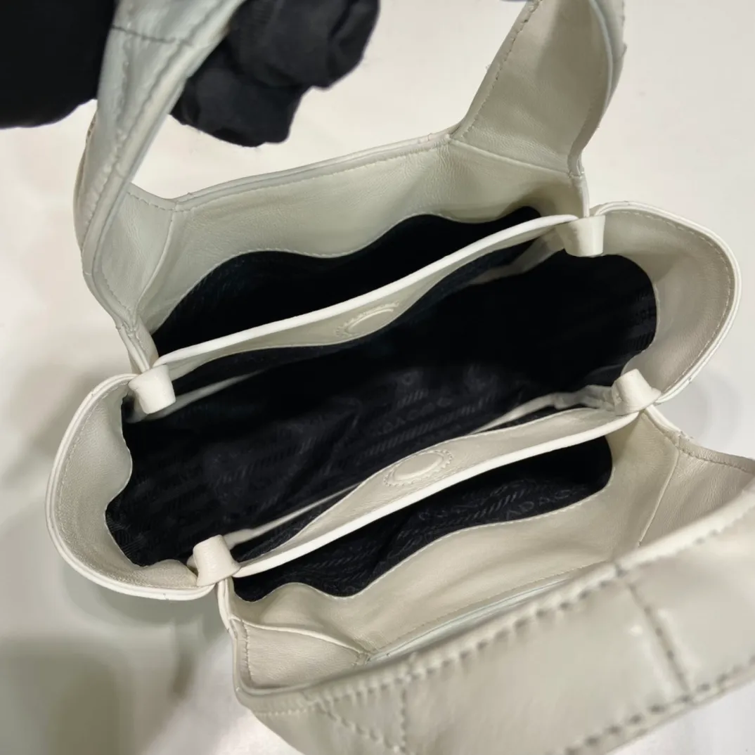 💰1520🎉mini diamond vegetable basket🎉1BG451🎉🎉mini size😘😘 This mini rhombus vegetable basket is made of imported lambskin and has a complex hand-stitched rhombus design. It has many layers and feels very soft/lightweight. The classic mini is good-looking and easy to use👏👏. The upper body effect is cute and cute. It’s so beautiful. Limited edition/hot-selling model at the counter. Hurry up and get it🎉🎉 Length 18x height 16x bottom 10cm🎉🎉🎉👏👏👏