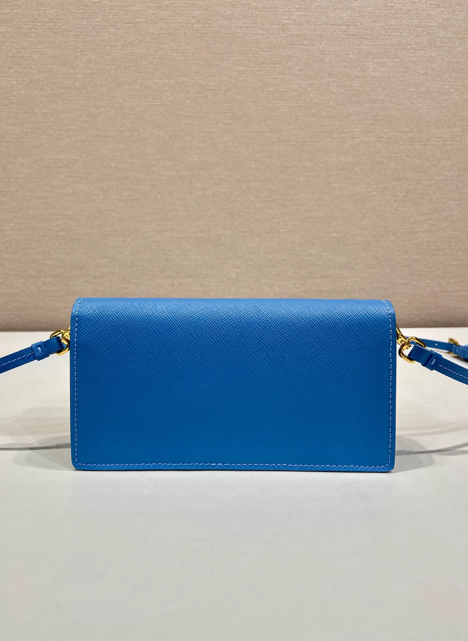 💰780🎉New mini handbag🎉1NF059 mobile phone bag🎉🎉 This mini handbag is made of Saffiano leather material, with simple and elegant geometric shape and charm, and flip-top magnetic buckle design. Detachable and adjustable leather shoulder strap with internal clip. Also doubles as a handbag/wallet. It has strong functionality and is a popular style that will never go out of style. Baby, hurry up and get it🎉🎉 Length 18x Height 9.5x Bottom 3cm🎉🎉🎉💰💰💰