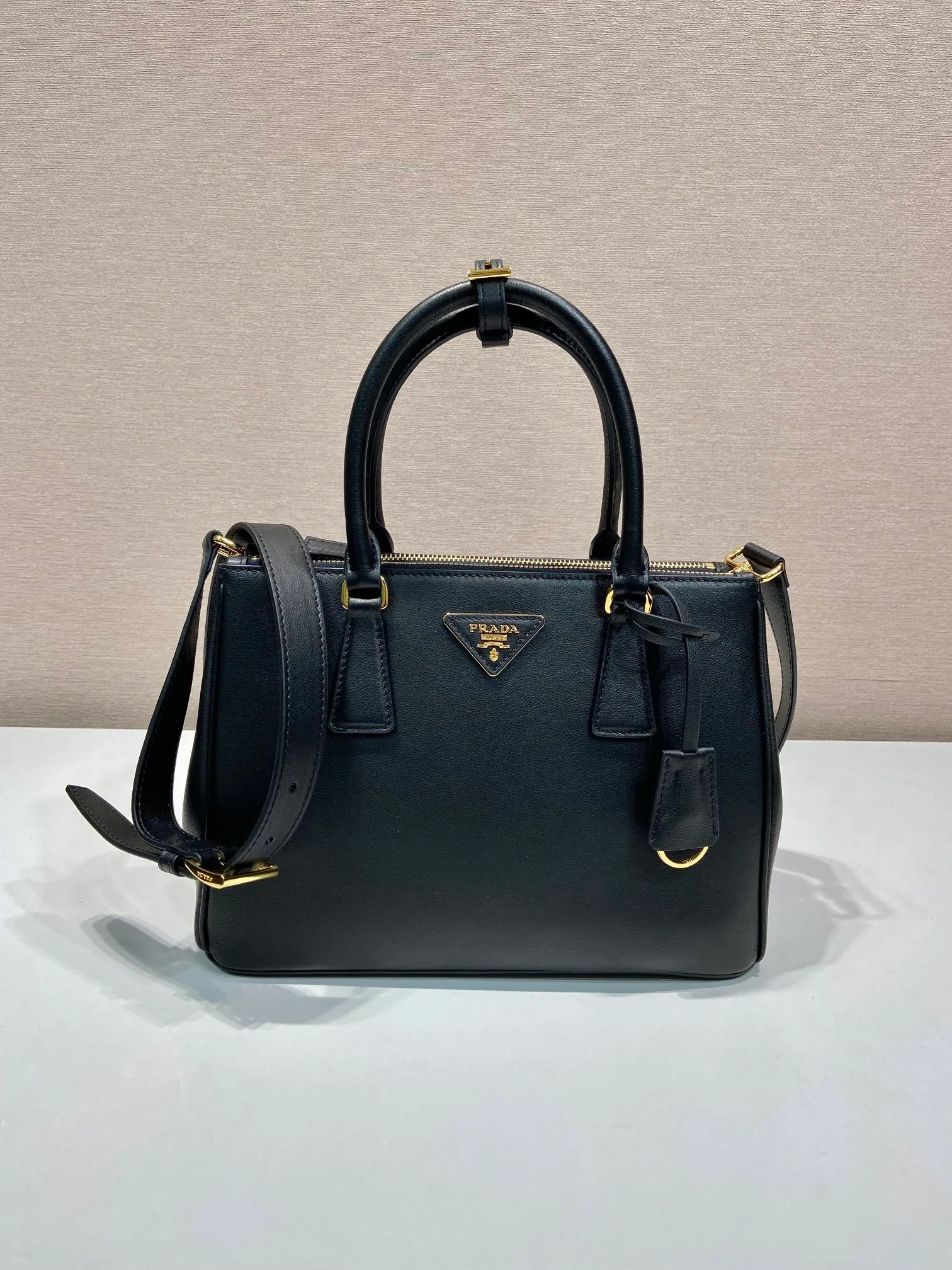 💰1840🎉New killer bag🎉1BA863 medium plain style🎉🎉 This classic popular style is designed with new material calfskin and lambskin interior🎉🎉Featuring classic three compartments and gold metal hardware accessories, Equipped with a detachable calfskin long shoulder strap, it can be carried by hand or shoulder. It is practical and fashionable. Baby, hurry up and get it🎉🎉 Length 28x Height 20x Bottom 12cm🎉🎉🎉💰💰💰