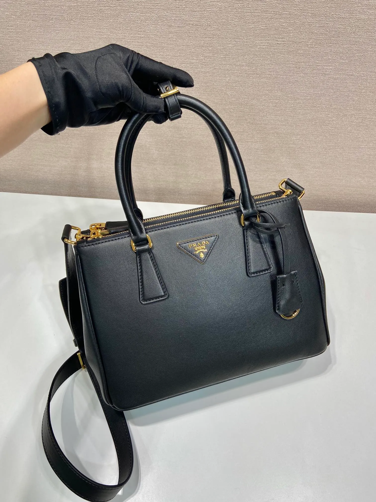 💰1840🎉New killer bag🎉1BA863 medium plain style🎉🎉 This classic popular style is designed with new material calfskin and lambskin interior🎉🎉Featuring classic three compartments and gold metal hardware accessories, Equipped with a detachable calfskin long shoulder strap, it can be carried by hand or shoulder. It is practical and fashionable. Baby, hurry up and get it🎉🎉 Length 28x Height 20x Bottom 12cm🎉🎉🎉💰💰💰