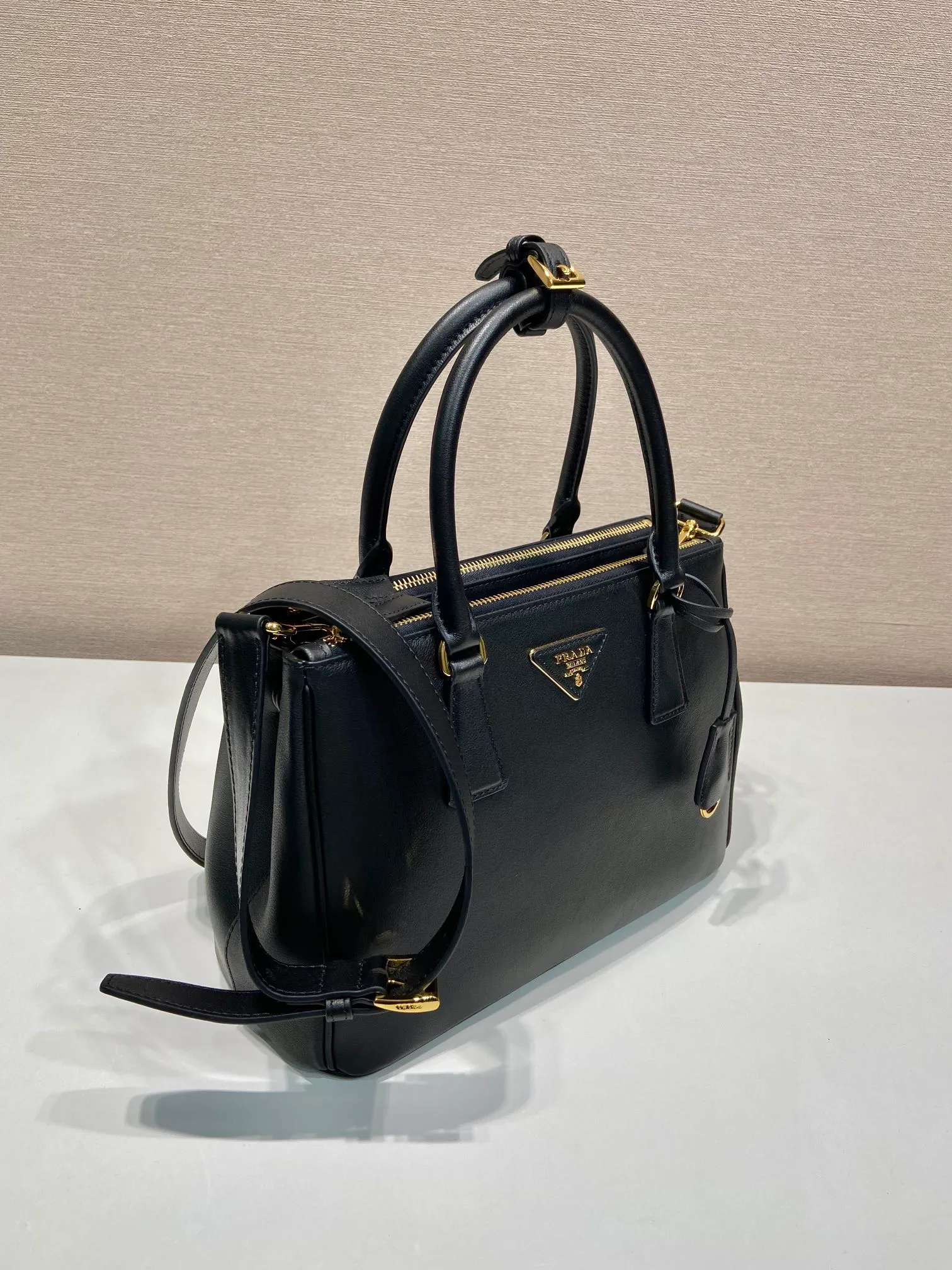 💰1840🎉New killer bag🎉1BA863 medium plain style🎉🎉 This classic popular style is designed with new material calfskin and lambskin interior🎉🎉Featuring classic three compartments and gold metal hardware accessories, Equipped with a detachable calfskin long shoulder strap, it can be carried by hand or shoulder. It is practical and fashionable. Baby, hurry up and get it🎉🎉 Length 28x Height 20x Bottom 12cm🎉🎉🎉💰💰💰