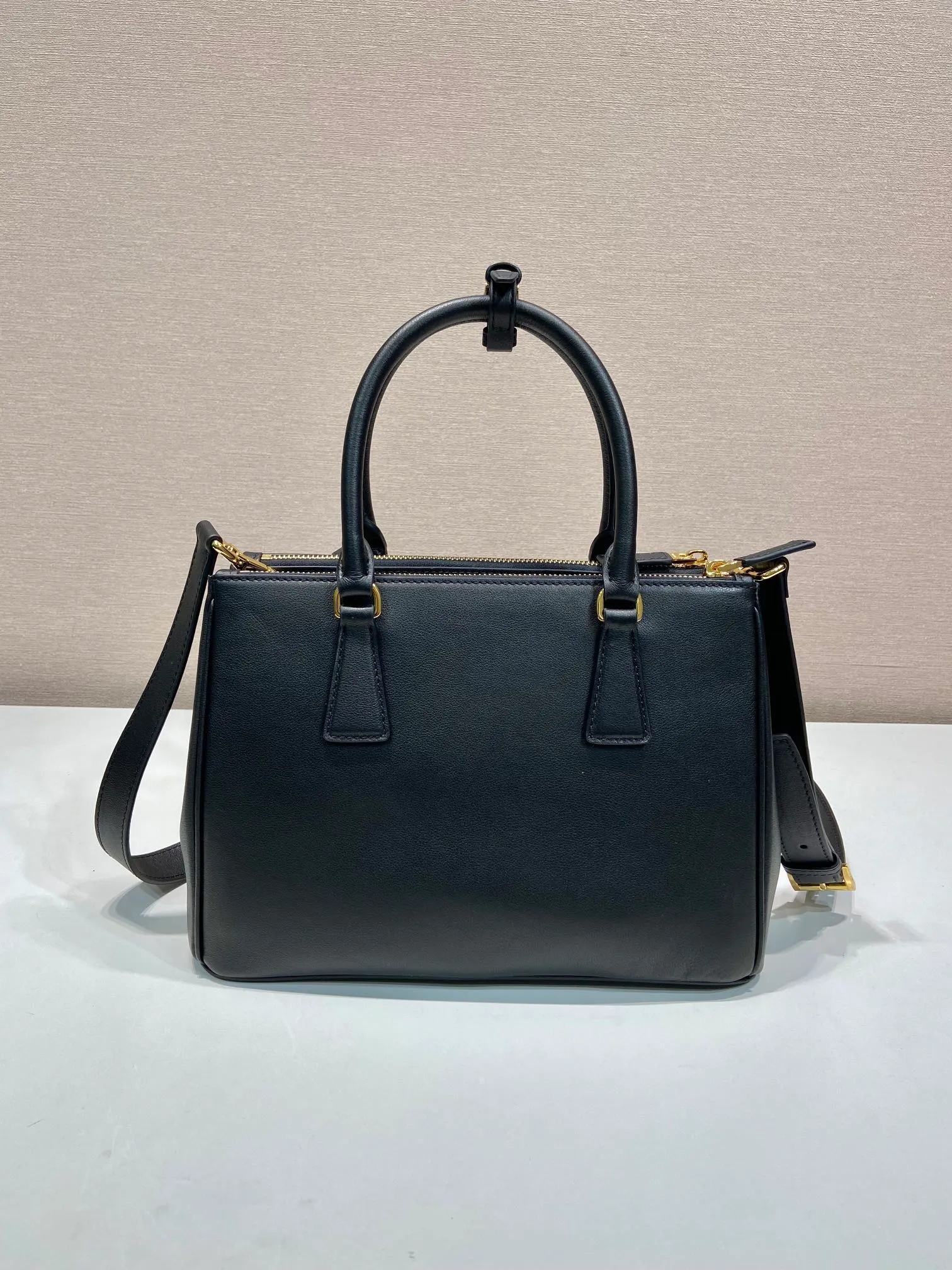💰1840🎉New killer bag🎉1BA863 medium plain style🎉🎉 This classic popular style is designed with new material calfskin and lambskin interior🎉🎉Featuring classic three compartments and gold metal hardware accessories, Equipped with a detachable calfskin long shoulder strap, it can be carried by hand or shoulder. It is practical and fashionable. Baby, hurry up and get it🎉🎉 Length 28x Height 20x Bottom 12cm🎉🎉🎉💰💰💰