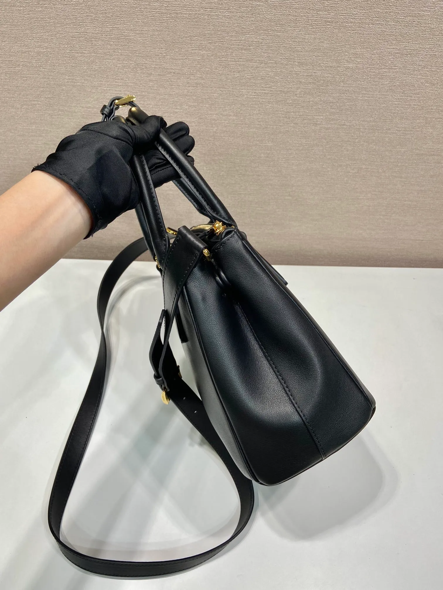 💰1840🎉New killer bag🎉1BA863 medium plain style🎉🎉 This classic popular style is designed with new material calfskin and lambskin interior🎉🎉Featuring classic three compartments and gold metal hardware accessories, Equipped with a detachable calfskin long shoulder strap, it can be carried by hand or shoulder. It is practical and fashionable. Baby, hurry up and get it🎉🎉 Length 28x Height 20x Bottom 12cm🎉🎉🎉💰💰💰
