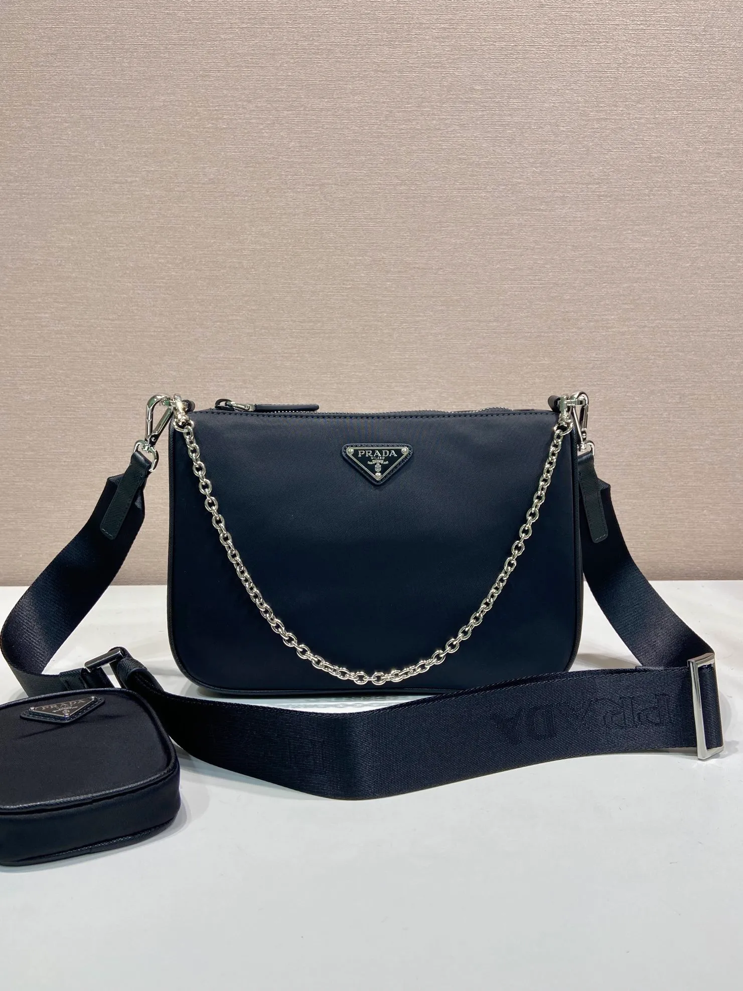 💰1060🎉New model🎉Arrived😘😘Model No. 2VH113😘😘Internet celebrity handsome guys and beautiful girl group are crazy about planting and have taken the fashion circle by storm. Three-in-one new model is out! 👏👏The design of this three-in-one bag is great👍👍One bag can be used for two purposes👍👍The handle has been replaced by a chain, and it is also equipped with a long shoulder strap. What I love most is that the shoulder strap also has a small pendant (small bag), which can also be hung with other bags and pants as accessories 🙊🙊Normally, it can be matched with various clothes Question😘😘Babies, hurry up and get it, it’s for men and women, it’s so handsome🙊🙊Length 24x Height 18.5x Base 6cm👏👏👏💰💰💰