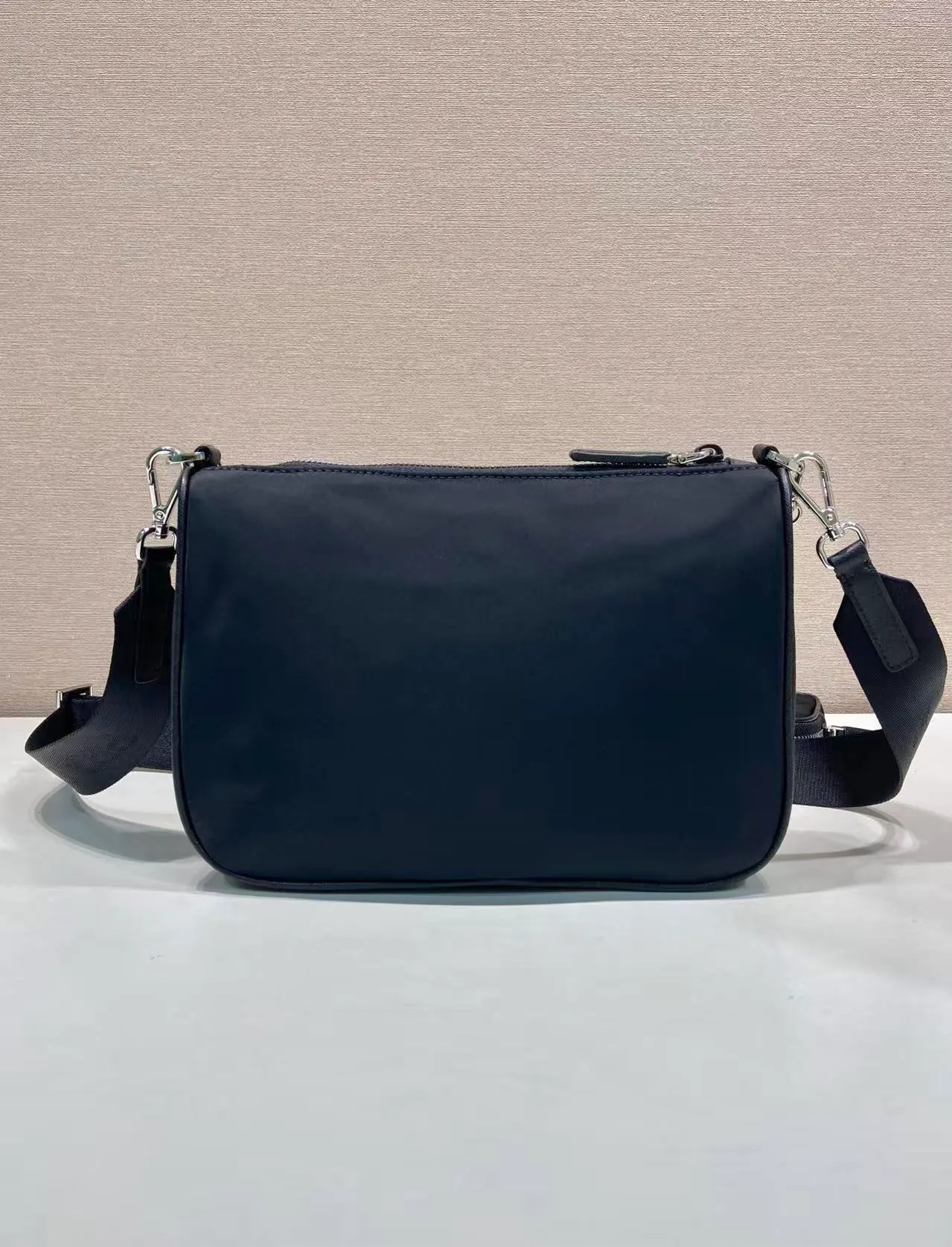 💰1060🎉New model🎉Arrived😘😘Model No. 2VH113😘😘Internet celebrity handsome guys and beautiful girl group are crazy about planting and have taken the fashion circle by storm. Three-in-one new model is out! 👏👏The design of this three-in-one bag is great👍👍One bag can be used for two purposes👍👍The handle has been replaced by a chain, and it is also equipped with a long shoulder strap. What I love most is that the shoulder strap also has a small pendant (small bag), which can also be hung with other bags and pants as accessories 🙊🙊Normally, it can be matched with various clothes Question😘😘Babies, hurry up and get it, it’s for men and women, it’s so handsome🙊🙊Length 24x Height 18.5x Base 6cm👏👏👏💰💰💰