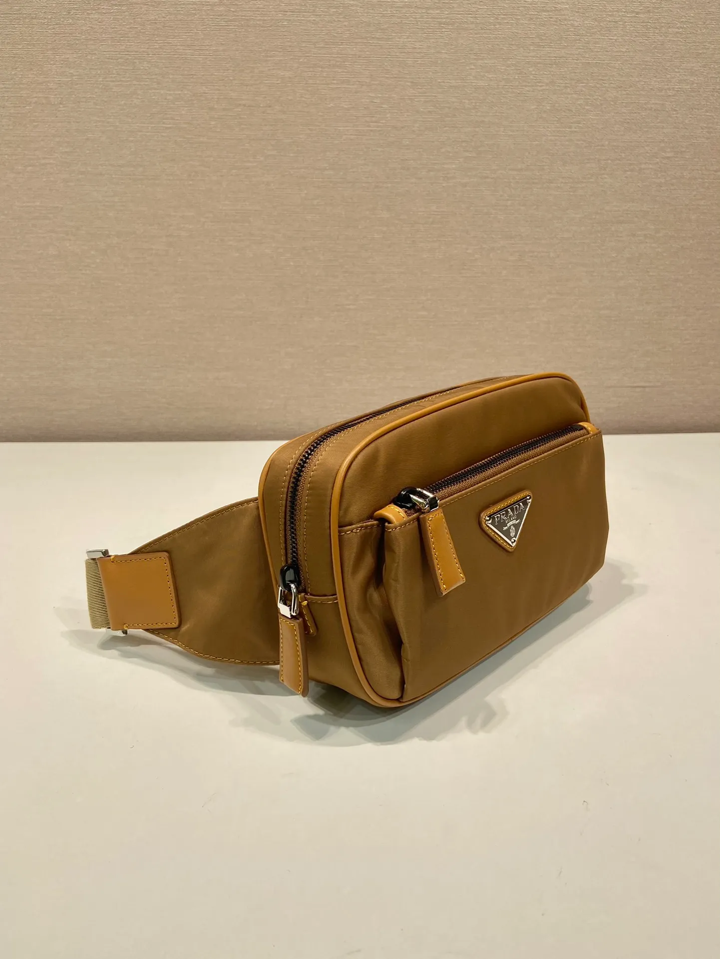💰760🎉Classic hot style🎉2VL977 cork color👍👍 This fanny pack is made of imported nylon material, adjustable nylon belt with buckle, zipper closure, polished steel hardware, internal logo plate, external enamel triangle logo, can be used as a fanny pack and chest bag, suitable for both men and women😘😘Another popular style that will never go out of style👍👍Length 21xH12.5xBottom 4.5cm👍👍👍💰💰💰